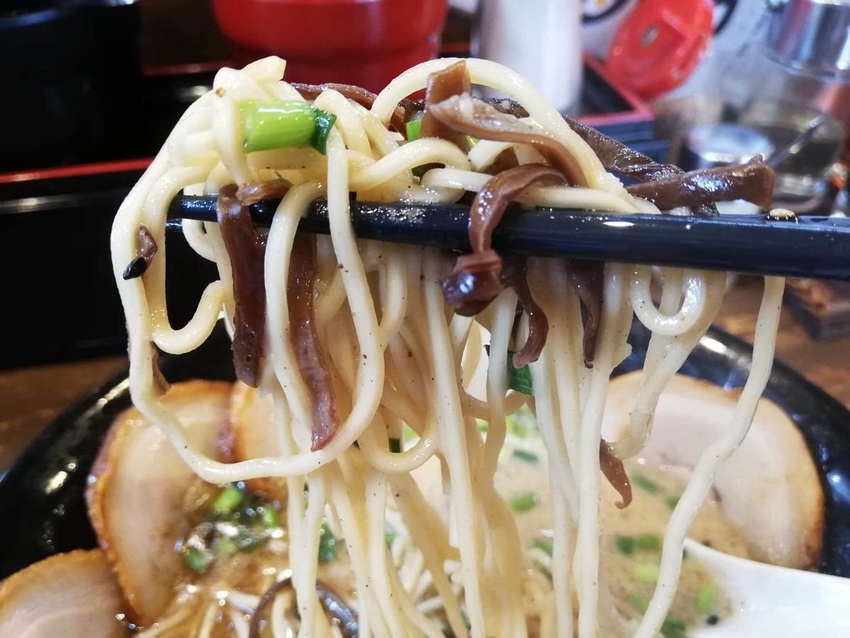 練馬『麺屋黒田』の麺とキクラゲの写真