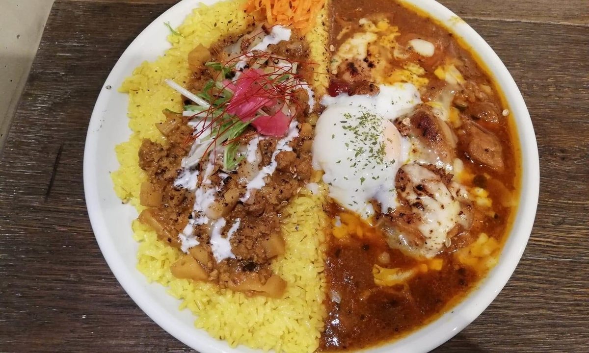 スパイシーcurryハウス半月 西武新宿 積もる本格的辛さ 2種類の旨辛さを体感しよう ぶらりぼっち日和