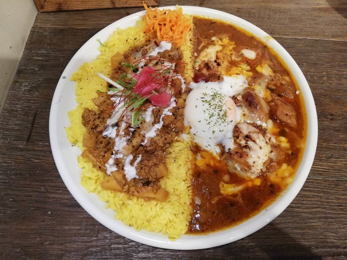 西武新宿『スパイシーCURRYハウス半月』の2種盛りの写真