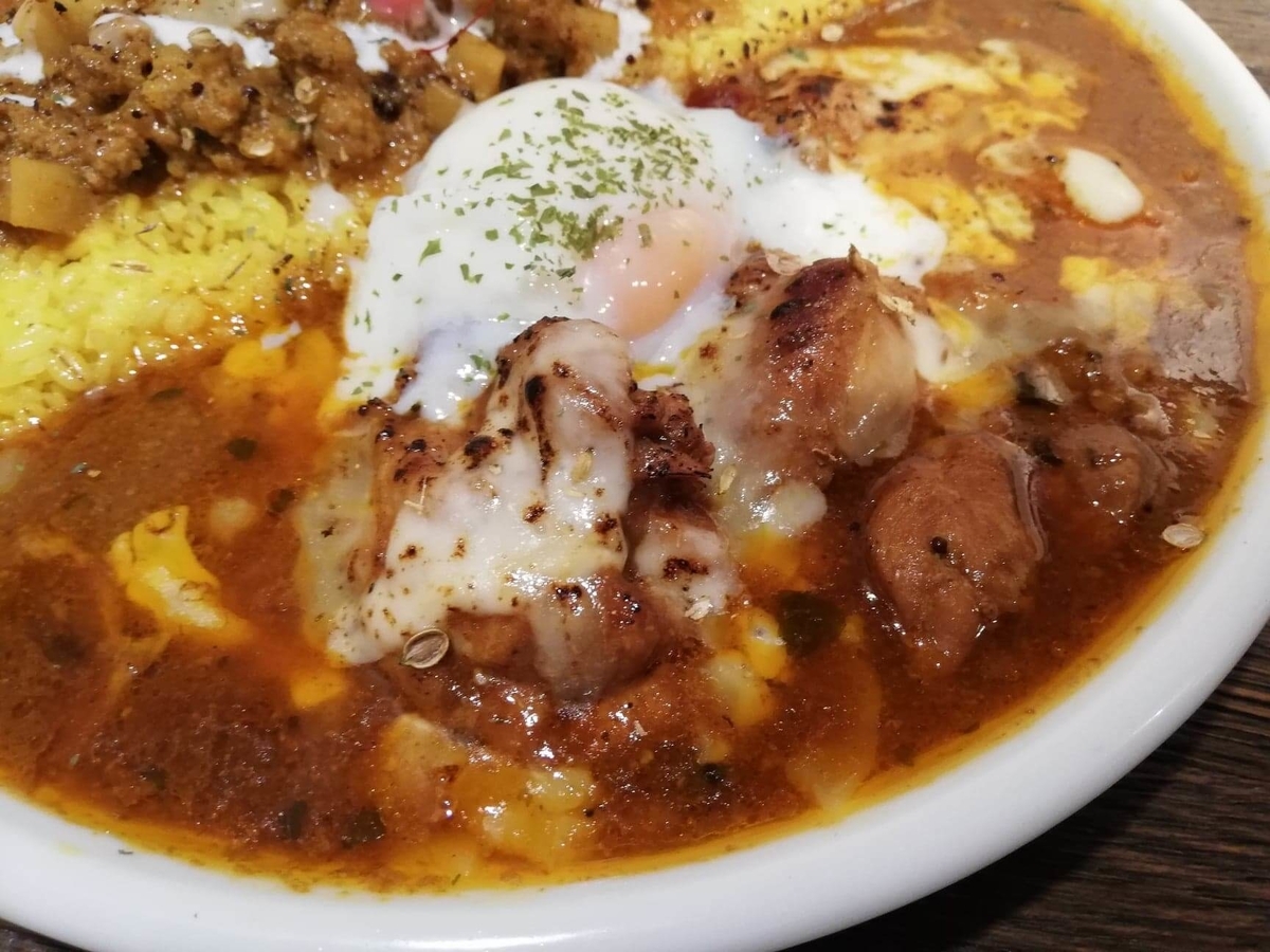 西武新宿『スパイシーCURRYハウス半月』のチキンカレーの写真