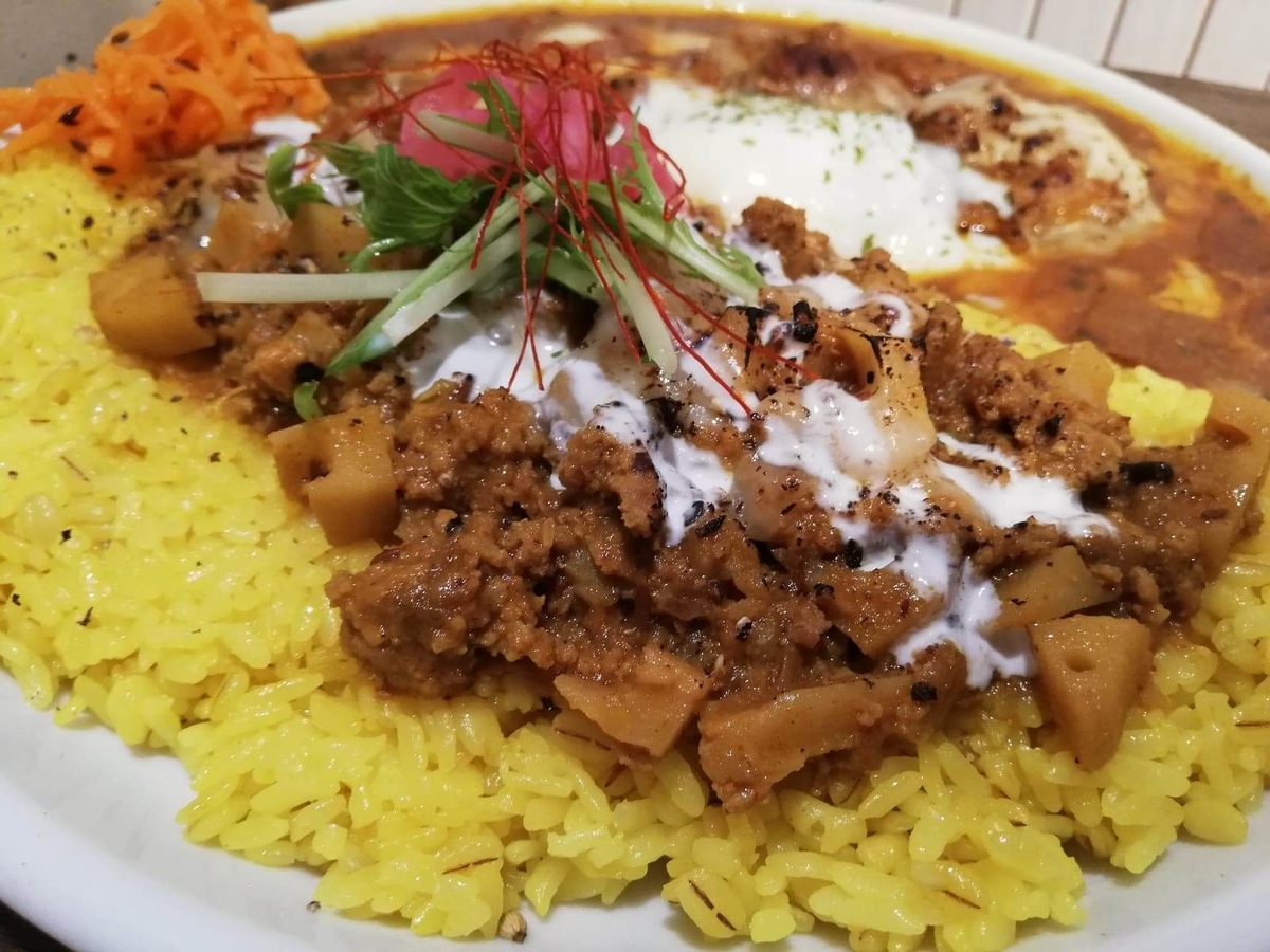 西武新宿『スパイシーCURRYハウス半月』の軟骨キーマカレーの写真