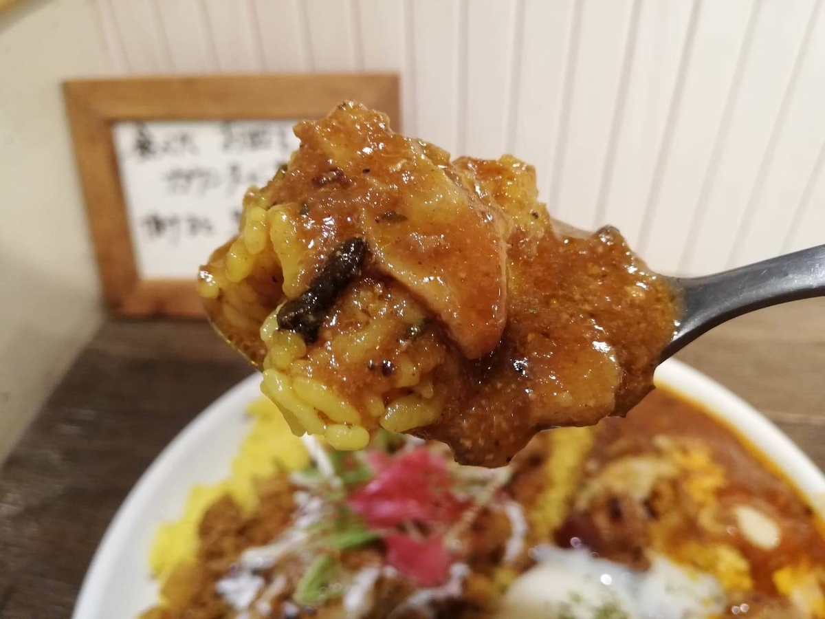 西武新宿『スパイシーCURRYハウス半月』のチキンカレーの写真