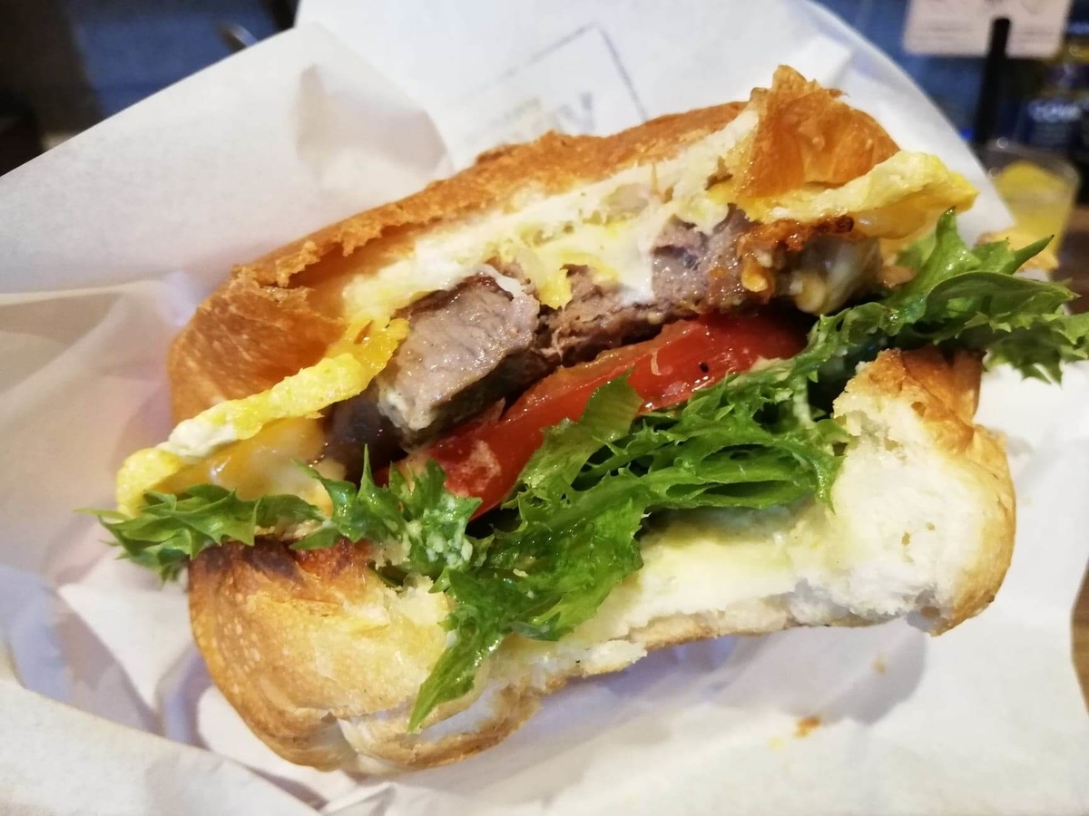 池袋『ビバラバーガー ( Viva la Burger ) 』の、食べかけのボウシ ( BOUSHI ) チーズバーガーの写真