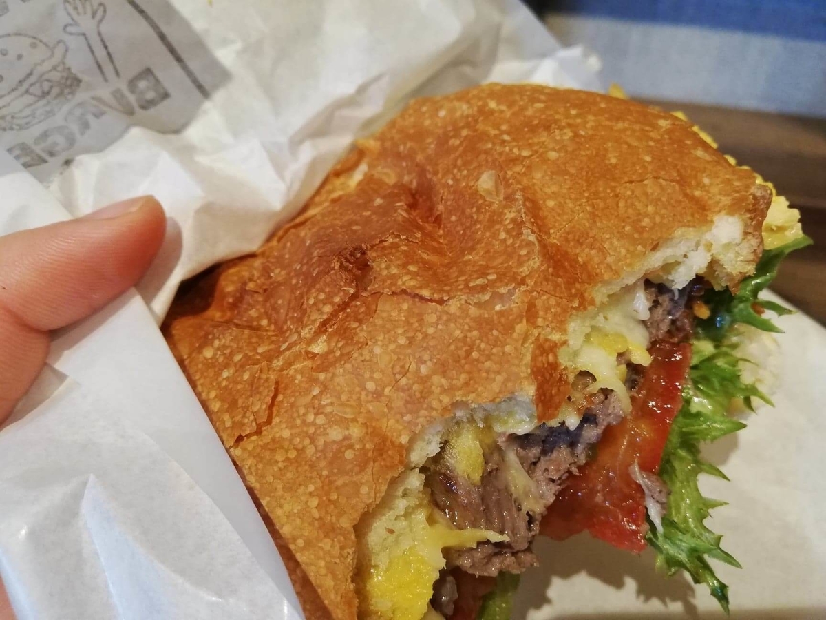 池袋『ビバラバーガー ( Viva la Burger ) 』の、食べかけのボウシ ( BOUSHI ) チーズバーガーの写真