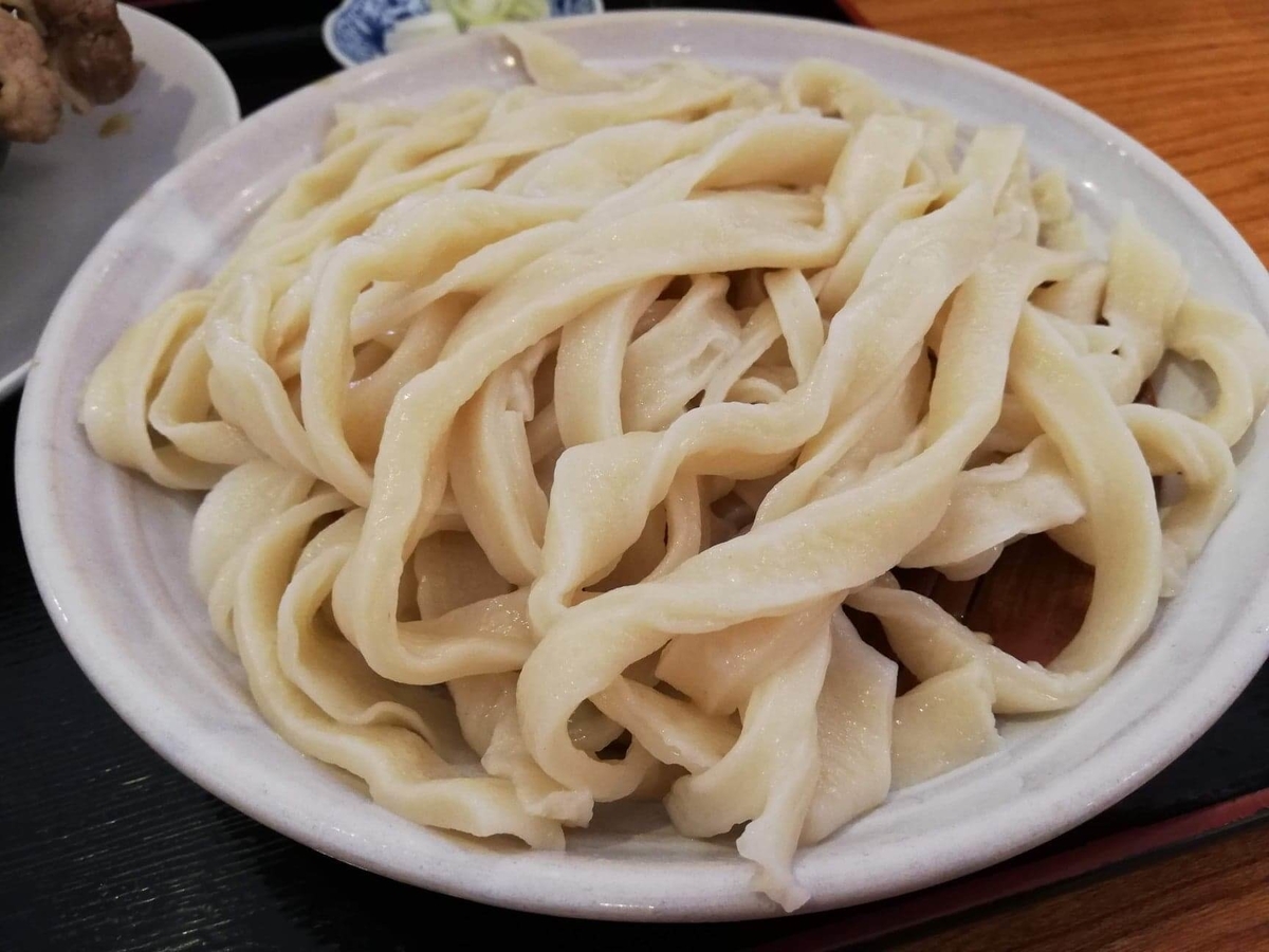 大宮（さいたま新都心）『駕籠休み（かごやすみ）』の、肉汁うどんの麺の写真