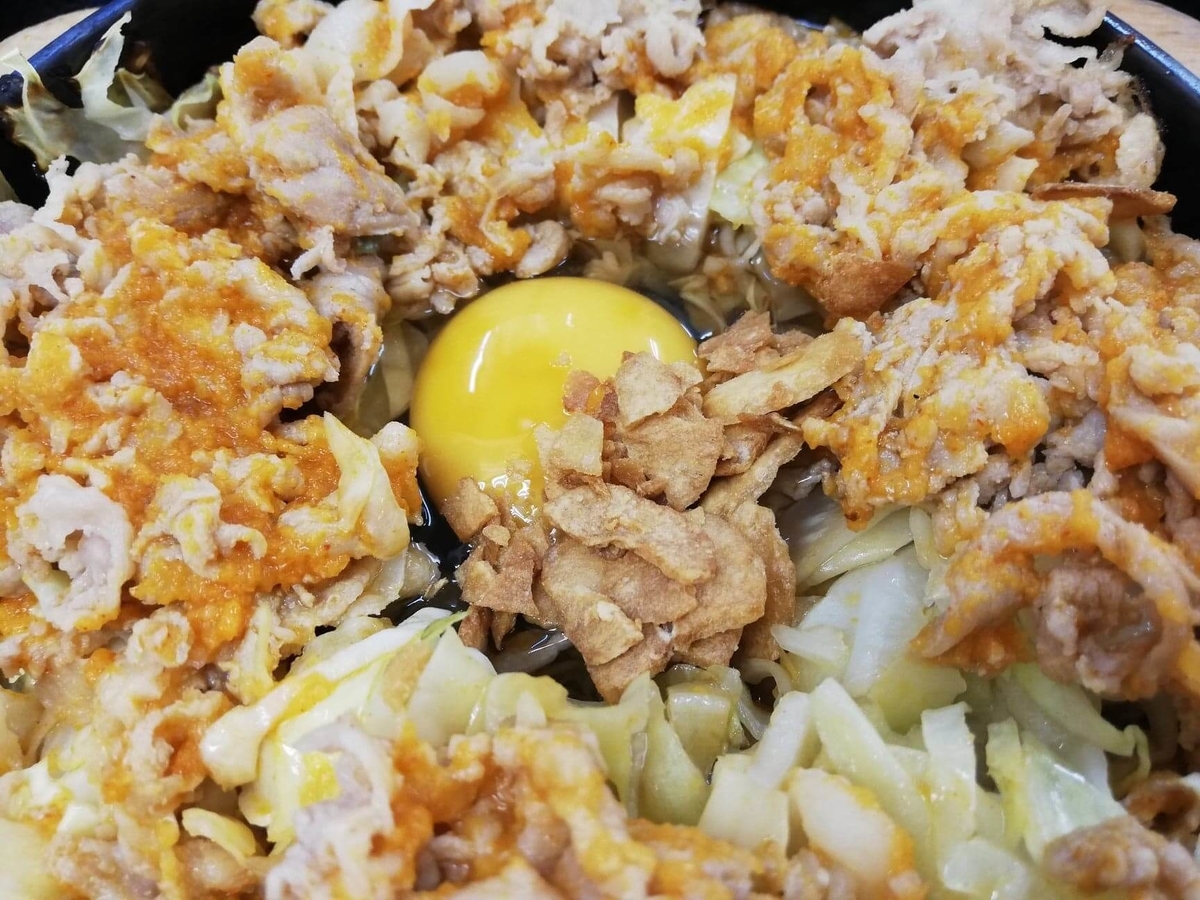 東中野『大盛軒』の鉄板麺に生卵とガーリックを入れた写真