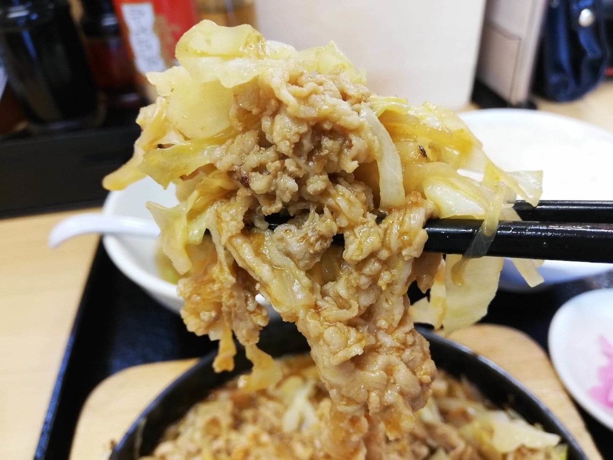 東中野『大盛軒』の鉄板麺を箸で掴んでいる写真