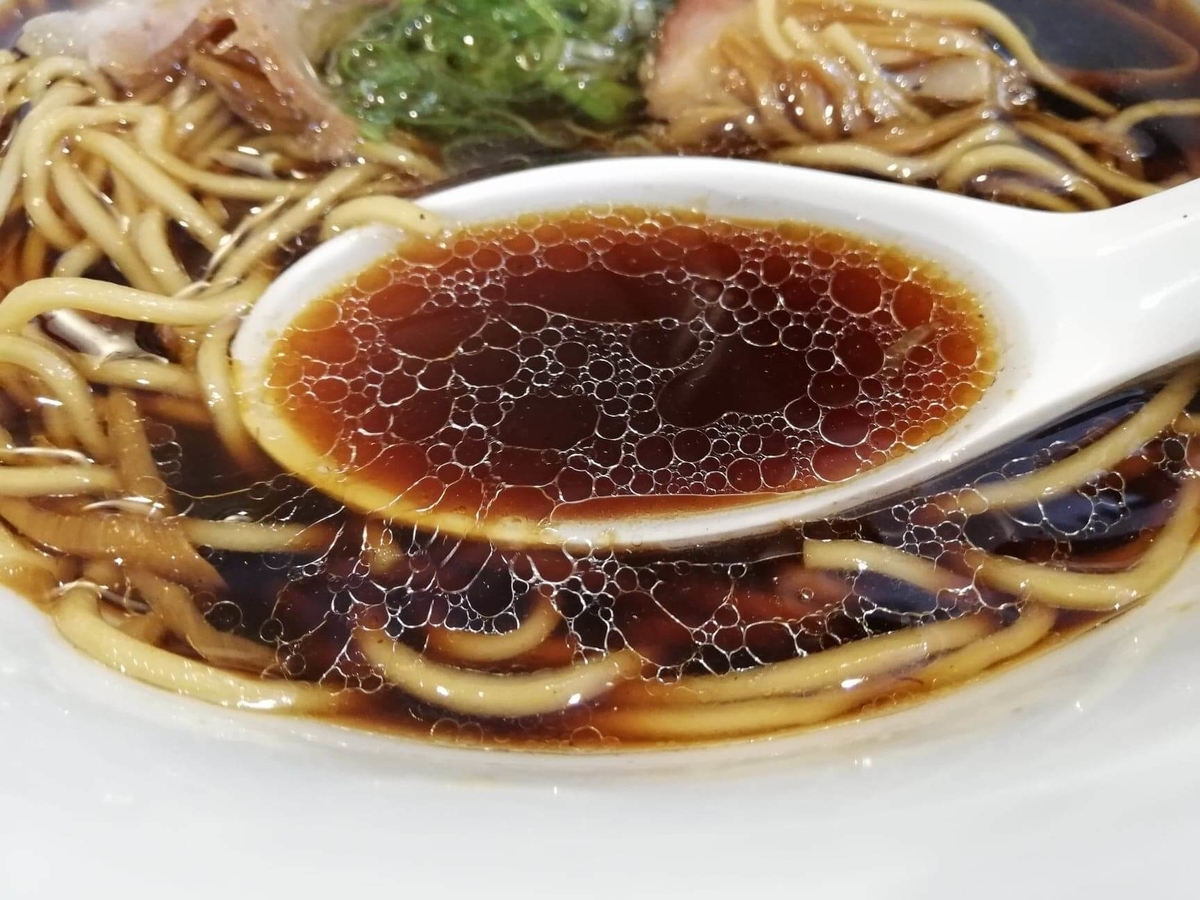 東中野『かしわぎ』の醤油ラーメンのスープの写真