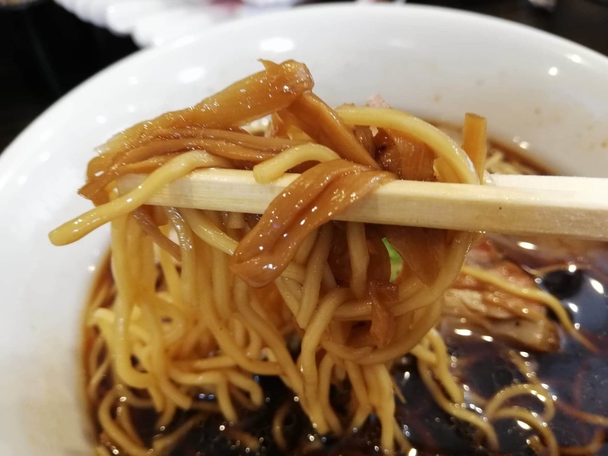 東中野『かしわぎ』の醤油ラーメンの麺とメンマの写真