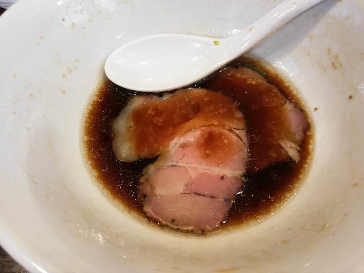 東中野『かしわぎ』の醤油ラーメンにチャーシューを浸した写真