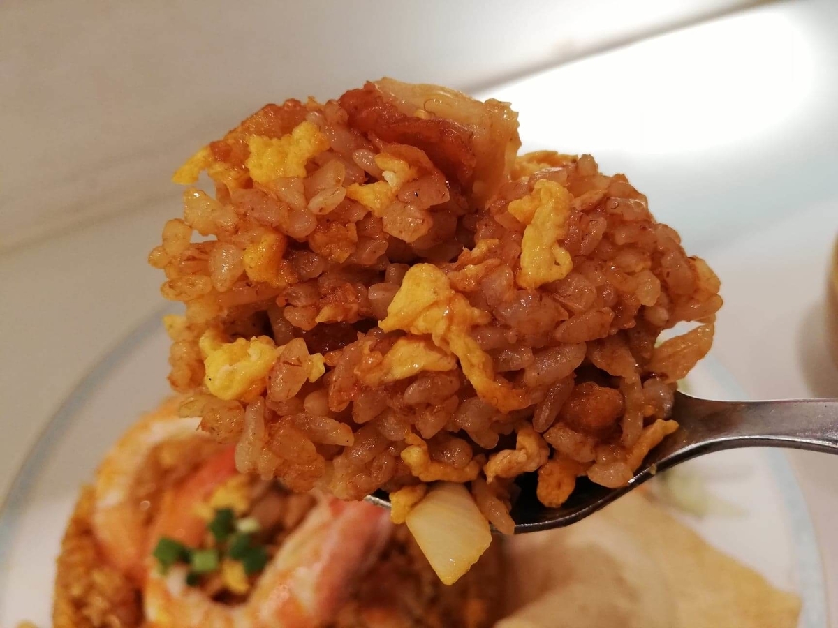 盛りもり祭2019『シンガポール海南鶏飯』のナシゴレンプレート（マレー風炒飯）をスプーンですくっている写真
