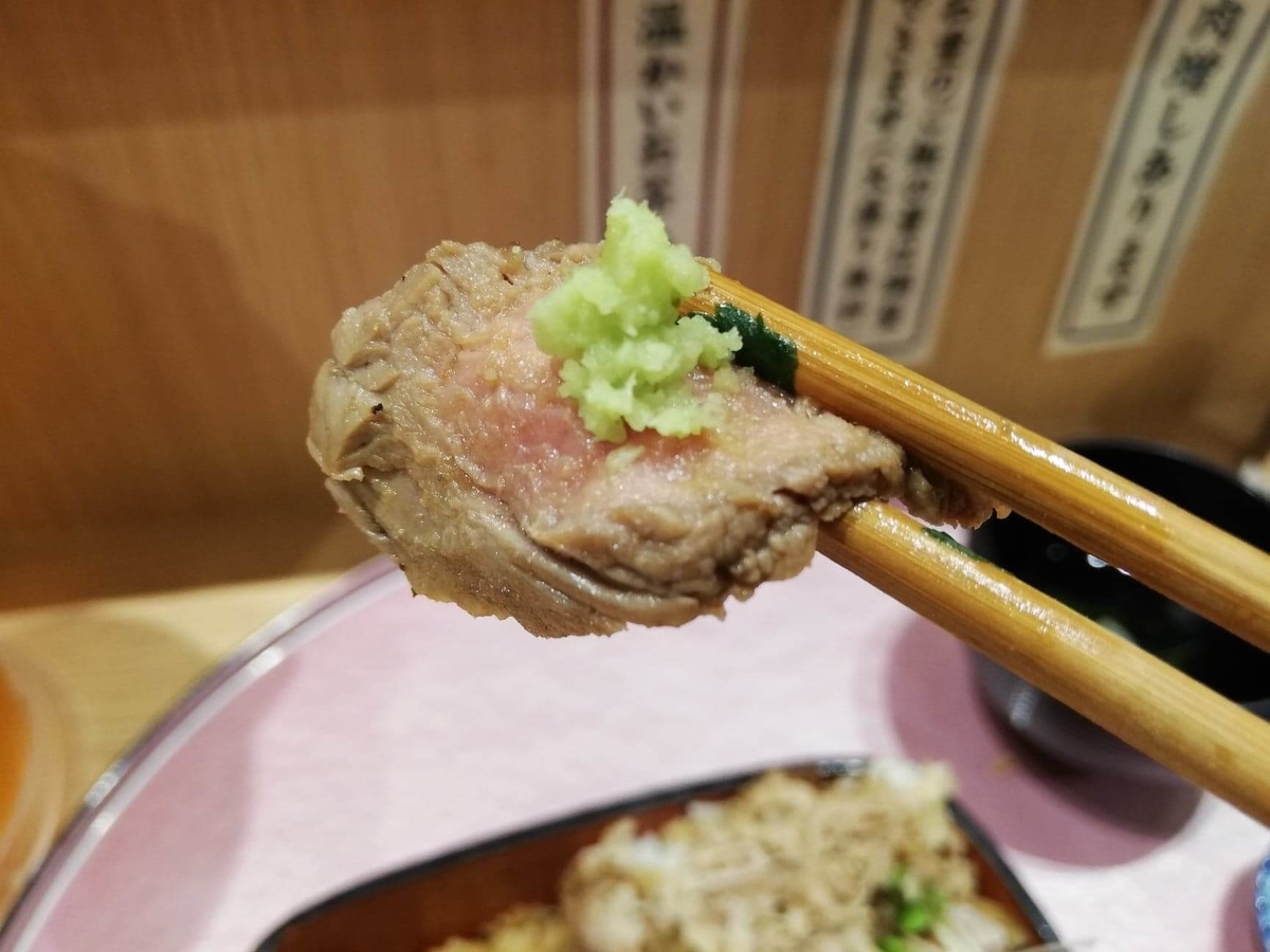 大阪『ビフテキ重・肉飯 ロマン亭』のビフテキにワサビを乗せた写真