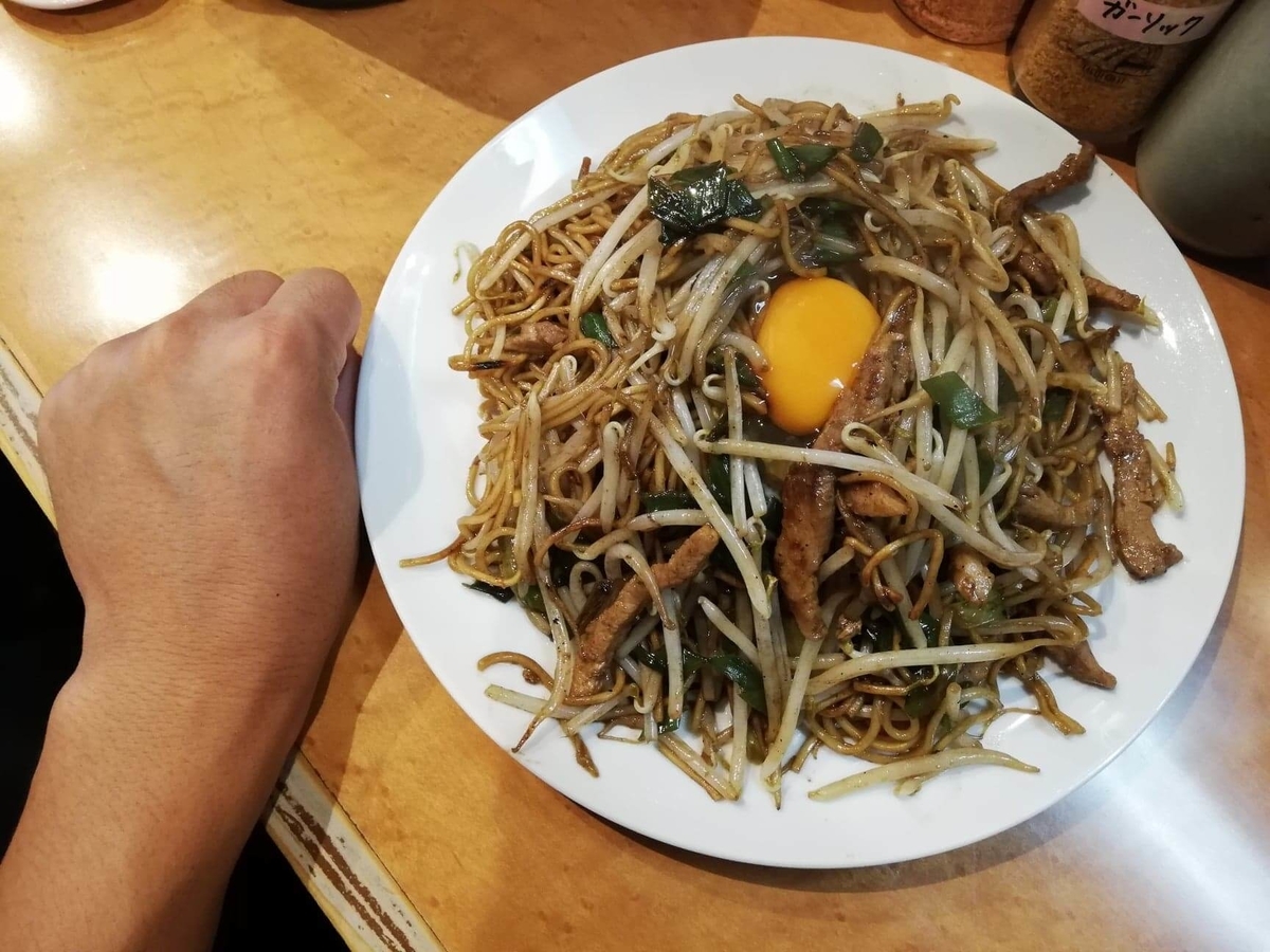 東武練馬『あぺたいと』の、あぺたいと両面やきそばと拳のサイズ比較写真