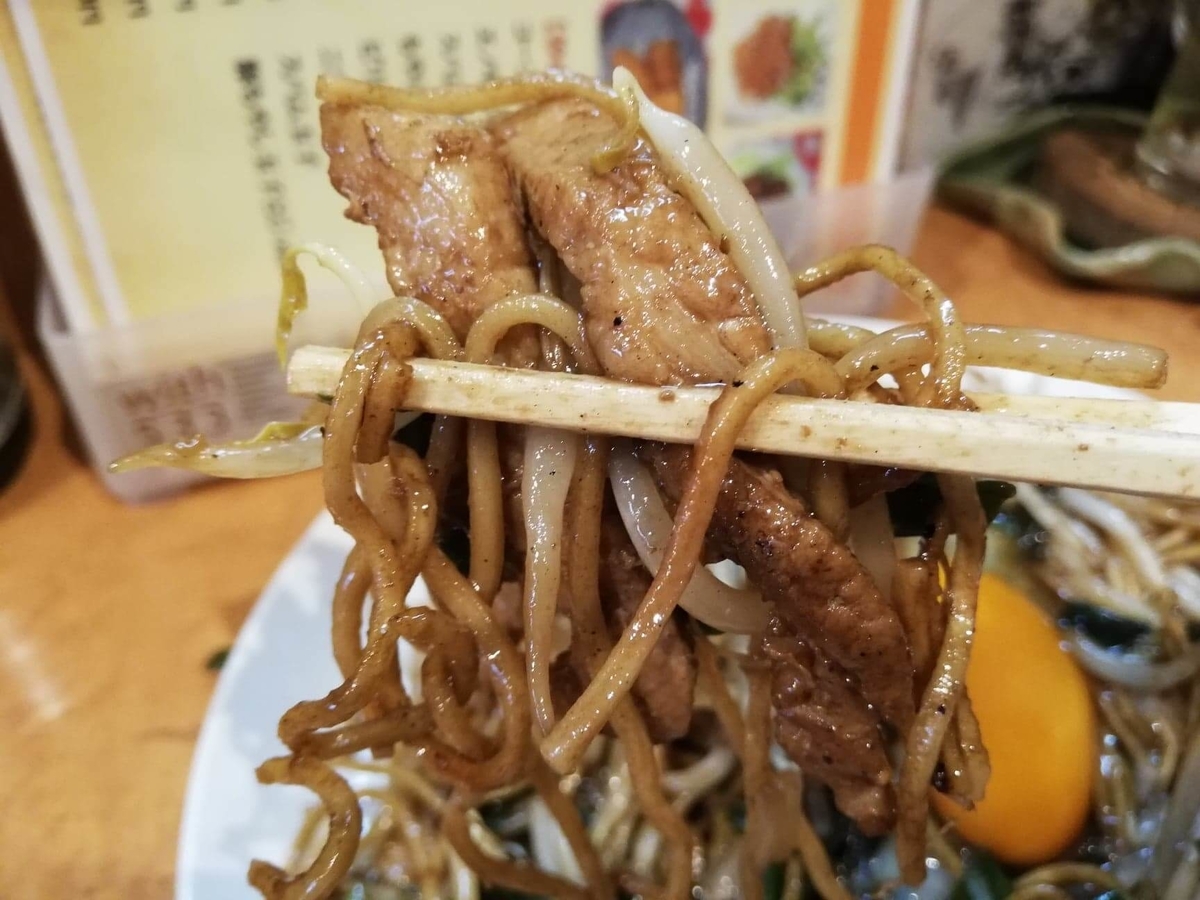 東武練馬『あぺたいと』の、あぺたいと両面やきそばを箸で持ち上げた写真