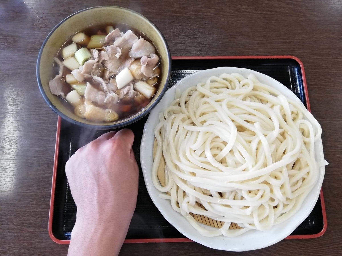 川越『藤店うどん』の肉汁うどんと拳のサイズ比較写真