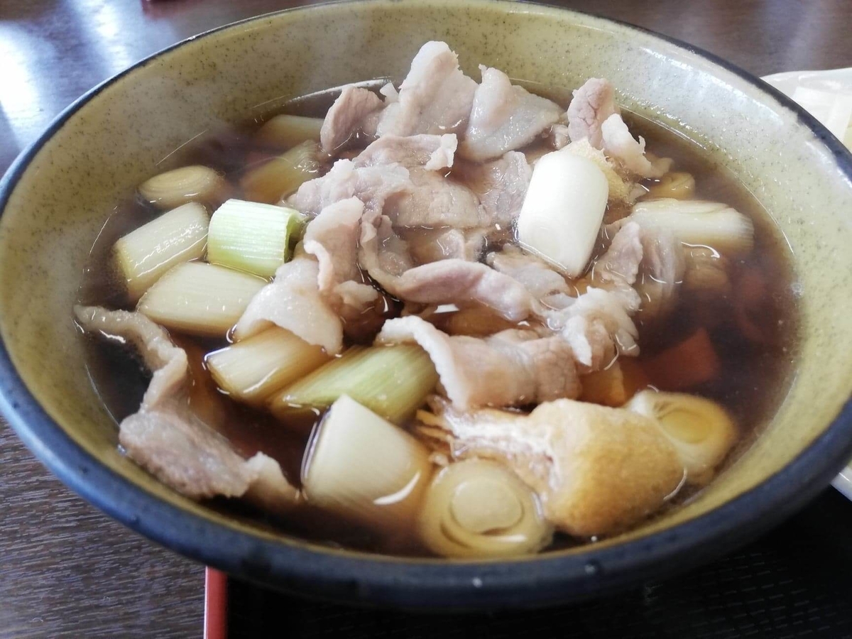 川越『藤店うどん』の肉汁うどんのスープの写真