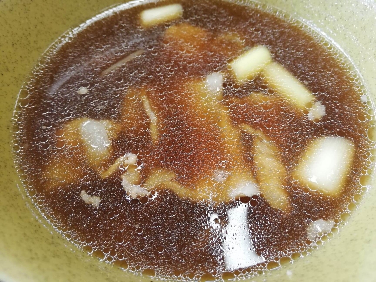 川越『藤店うどん』の肉汁うどんのスープの写真