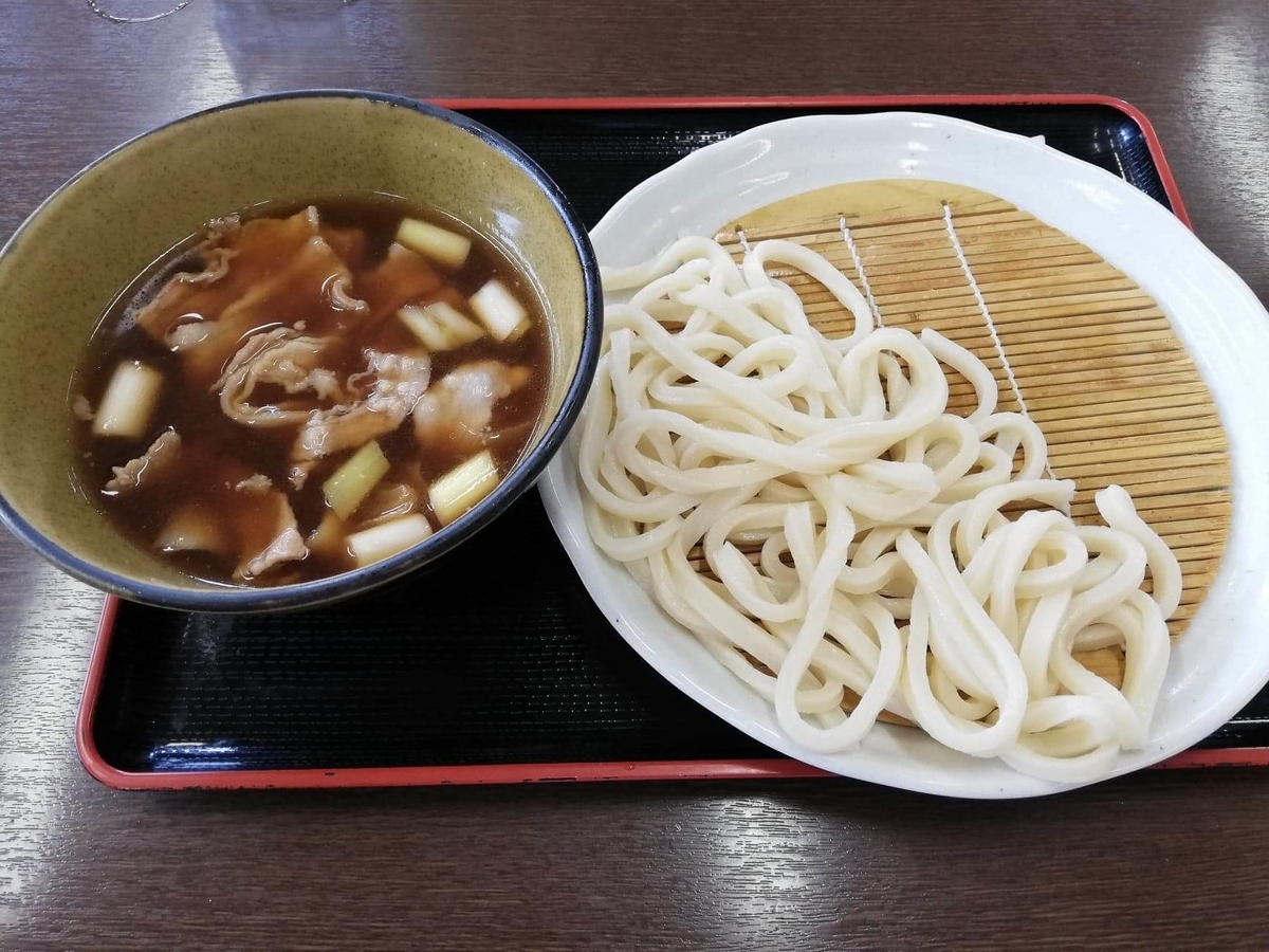 川越『藤店うどん』の残り少しの肉汁うどんの写真