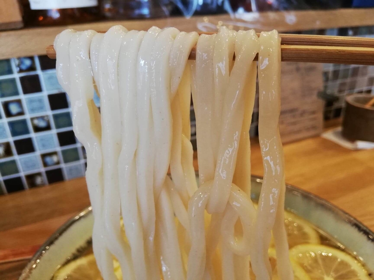 本川越『うどんとお酒土麦』の、レモンの冷かけうどんの麺の写真