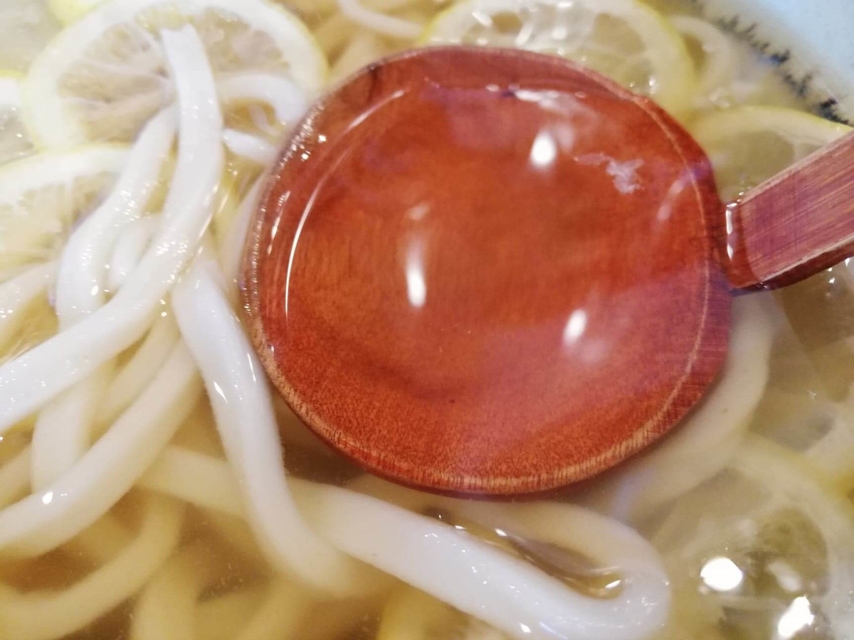 本川越『うどんとお酒土麦』の、レモンの冷かけうどんのスープの写真