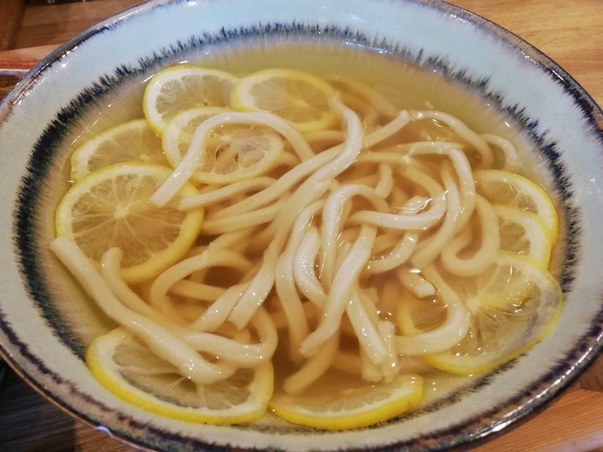 本川越『うどんとお酒土麦』の、残り半分のレモンの冷かけうどんの写真