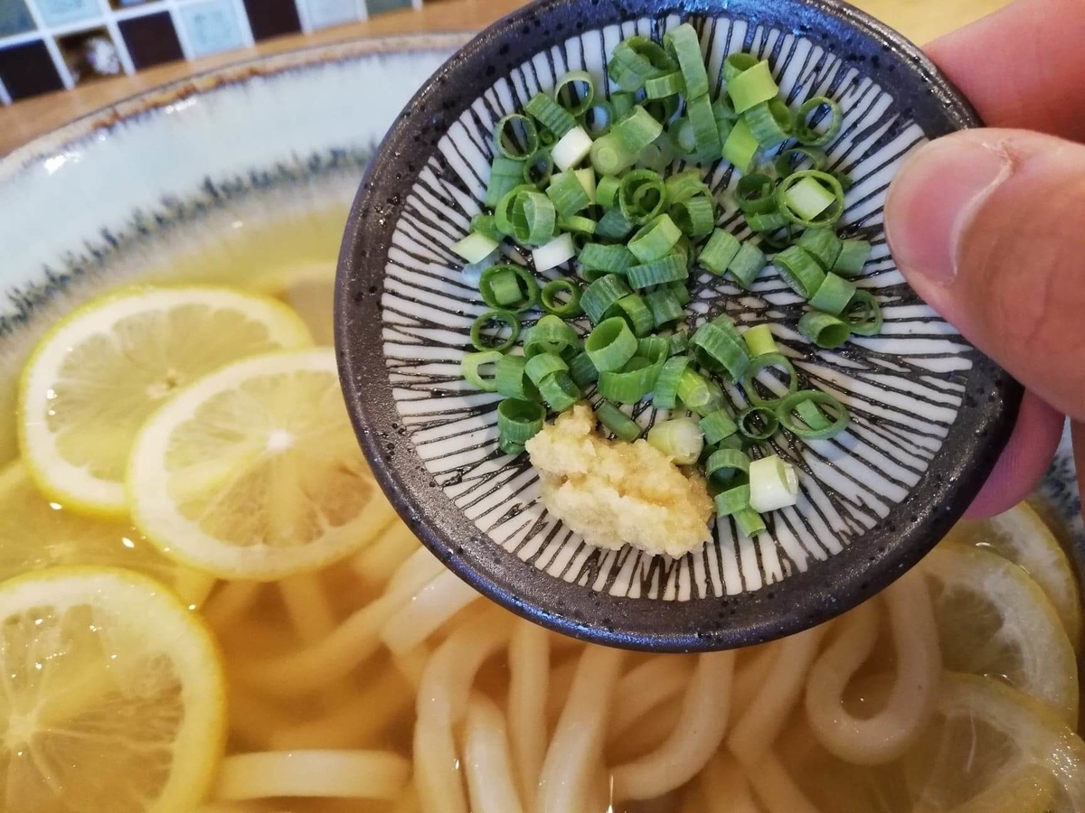 本川越『うどんとお酒土麦』の調味料の写真①