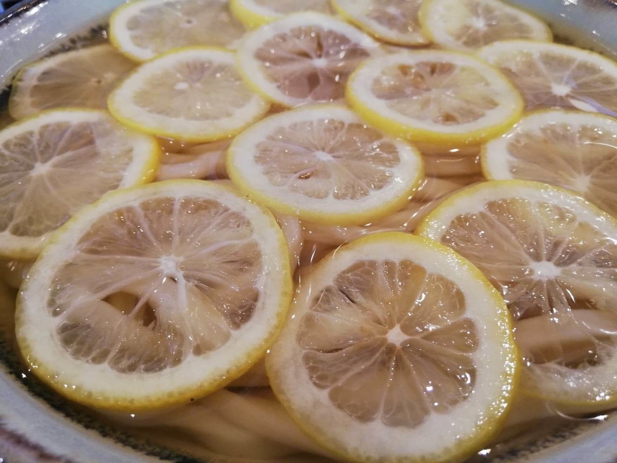 本川越『うどんとお酒土麦』の、レモンの冷かけうどんのアップ写真