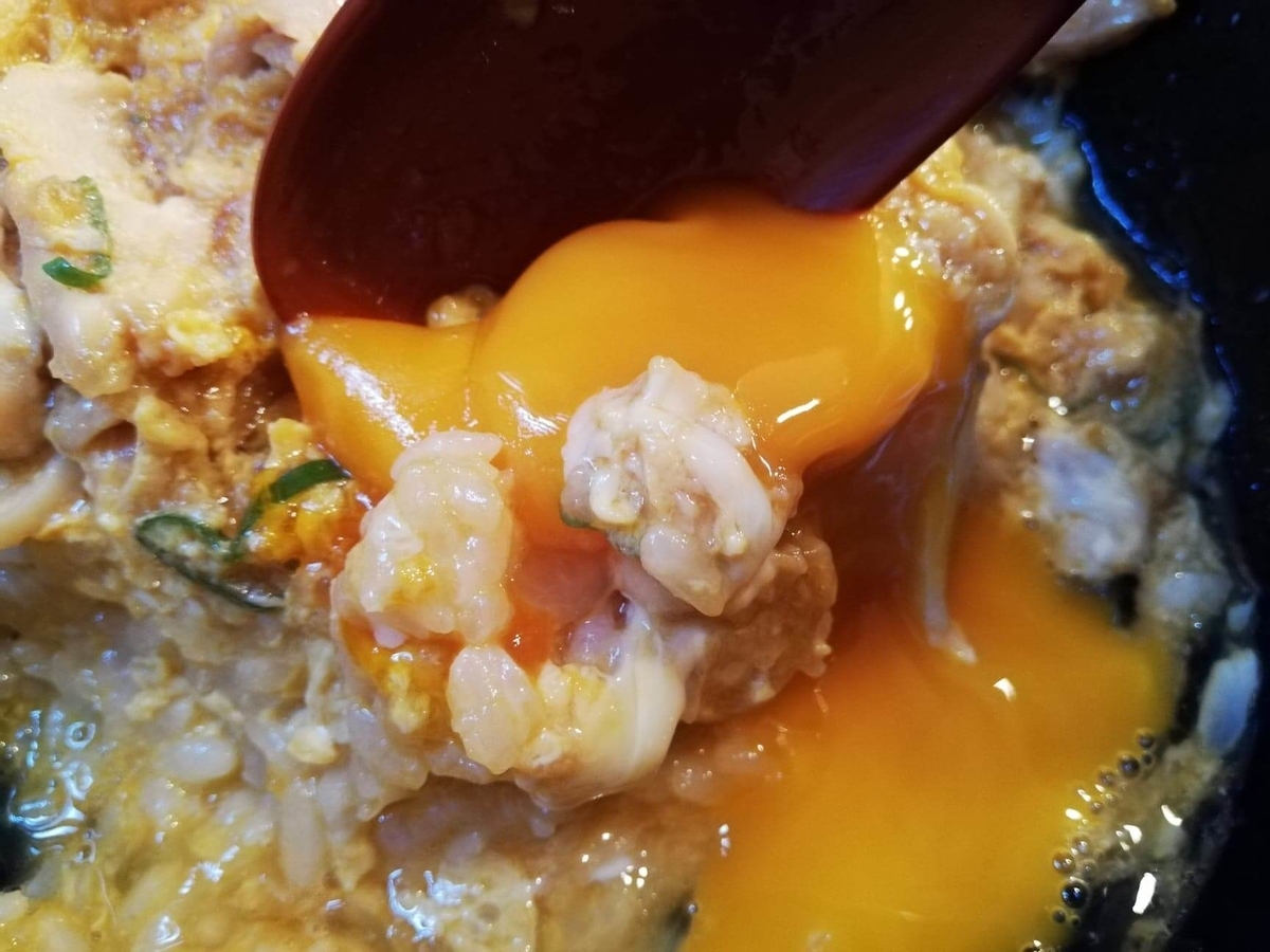 本川越『小江戸オハナ』の、親子丼の黄身をつぶした写真