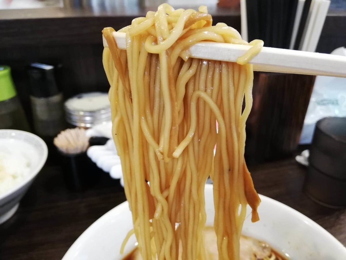 東中野『かしわぎ』の醤油ラーメンの麺のアップ写真