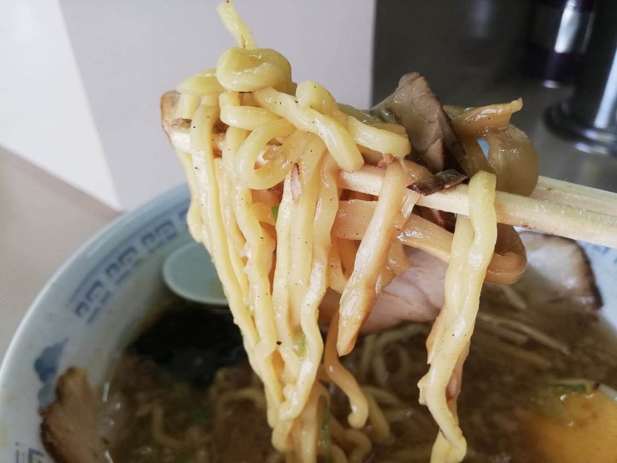 光が丘『めんくい』のとんこつラーメンの麺のアップ写真