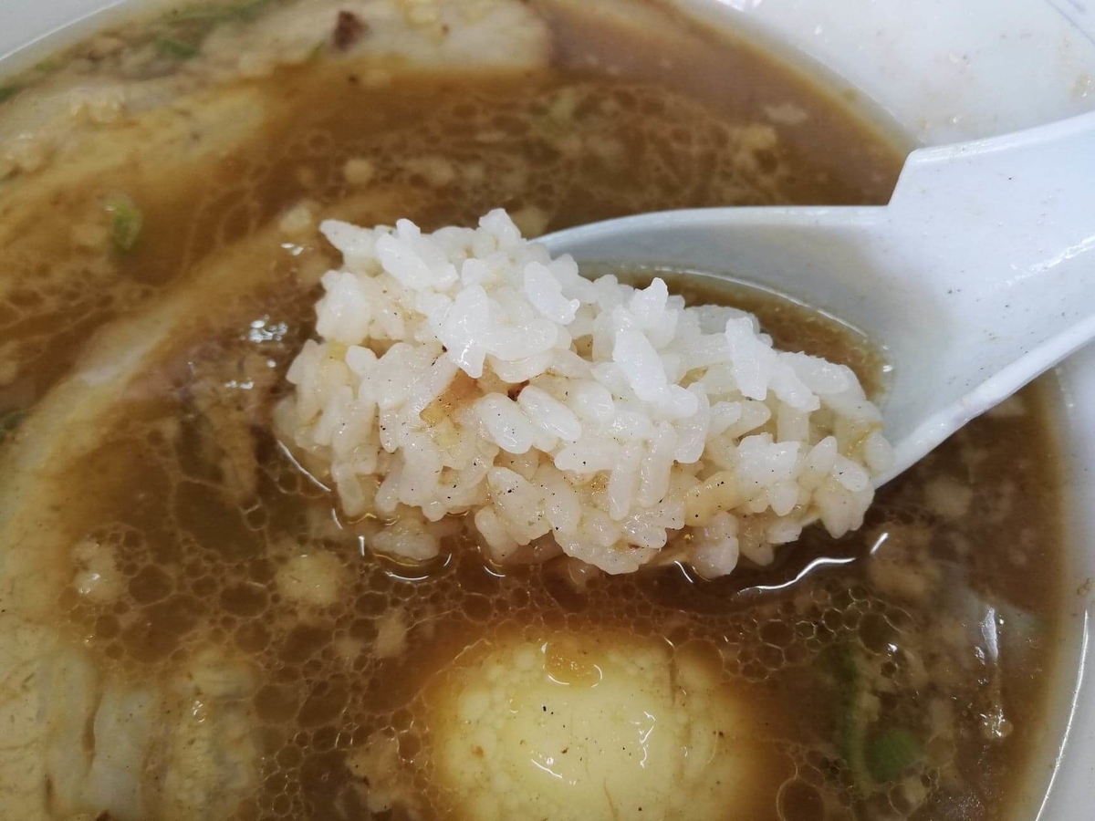 光が丘『めんくい』のとんこつラーメンのスープに、ライスをつけた写真