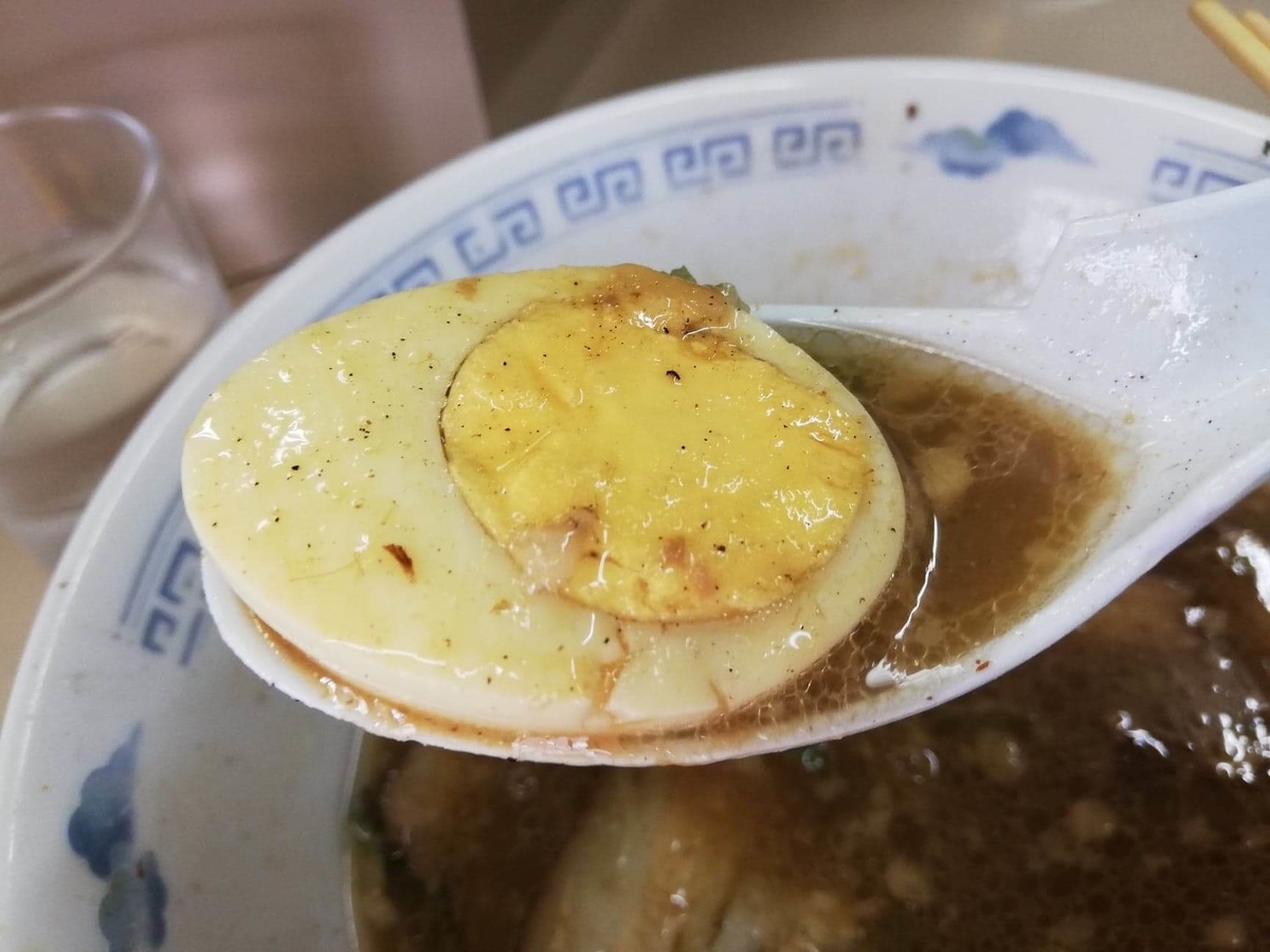 光が丘『めんくい』のとんこつラーメンの卵の写真