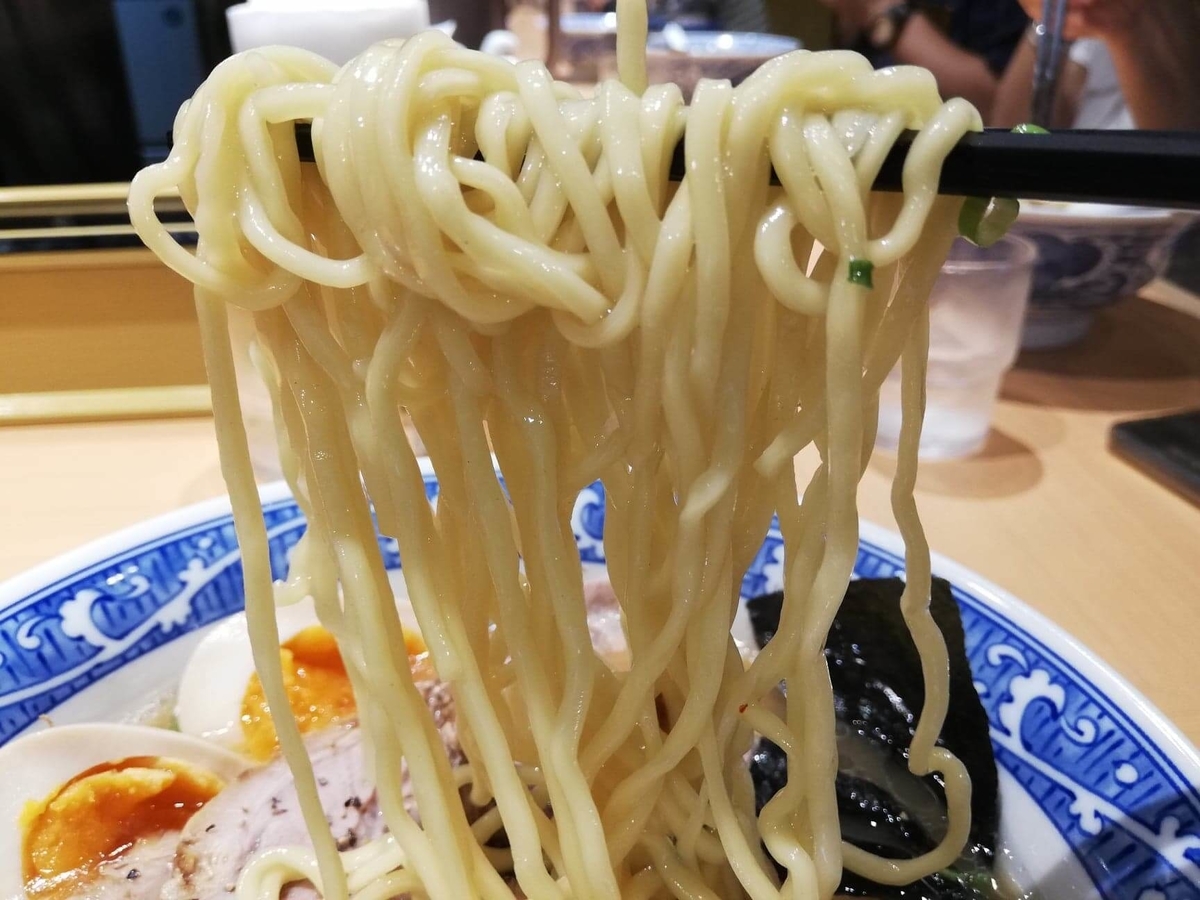 光が丘『中華そば青葉』の特製中華そばの麺を持ち上げている写真