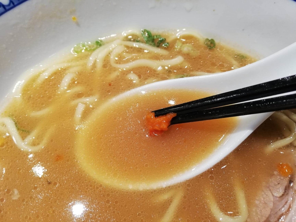 光が丘『中華そば青葉』の特製中華そばのスープに、柚子唐辛子を混ぜた写真