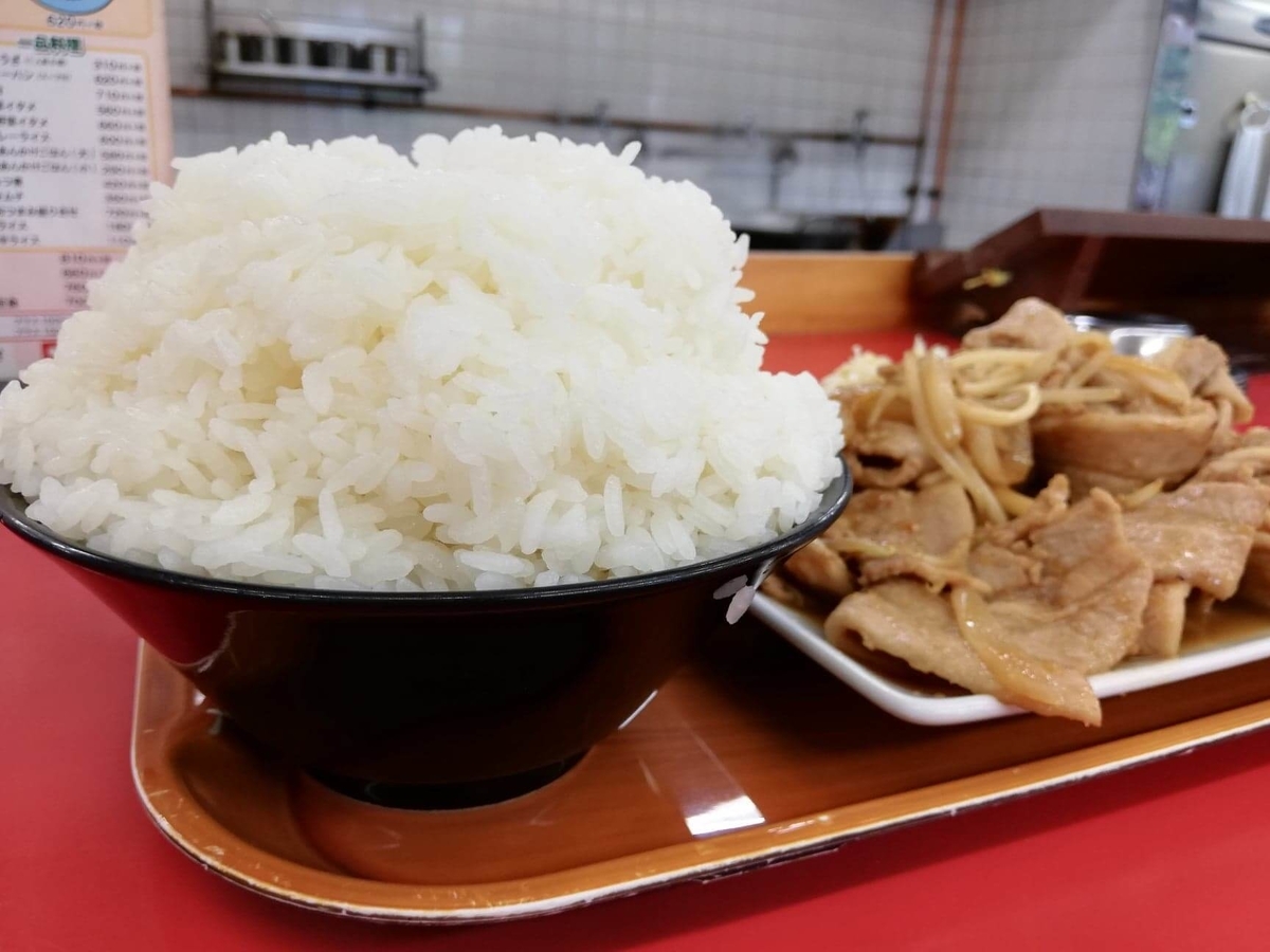 新座『くるまやラーメン』の焼肉定食のライスのアップ写真