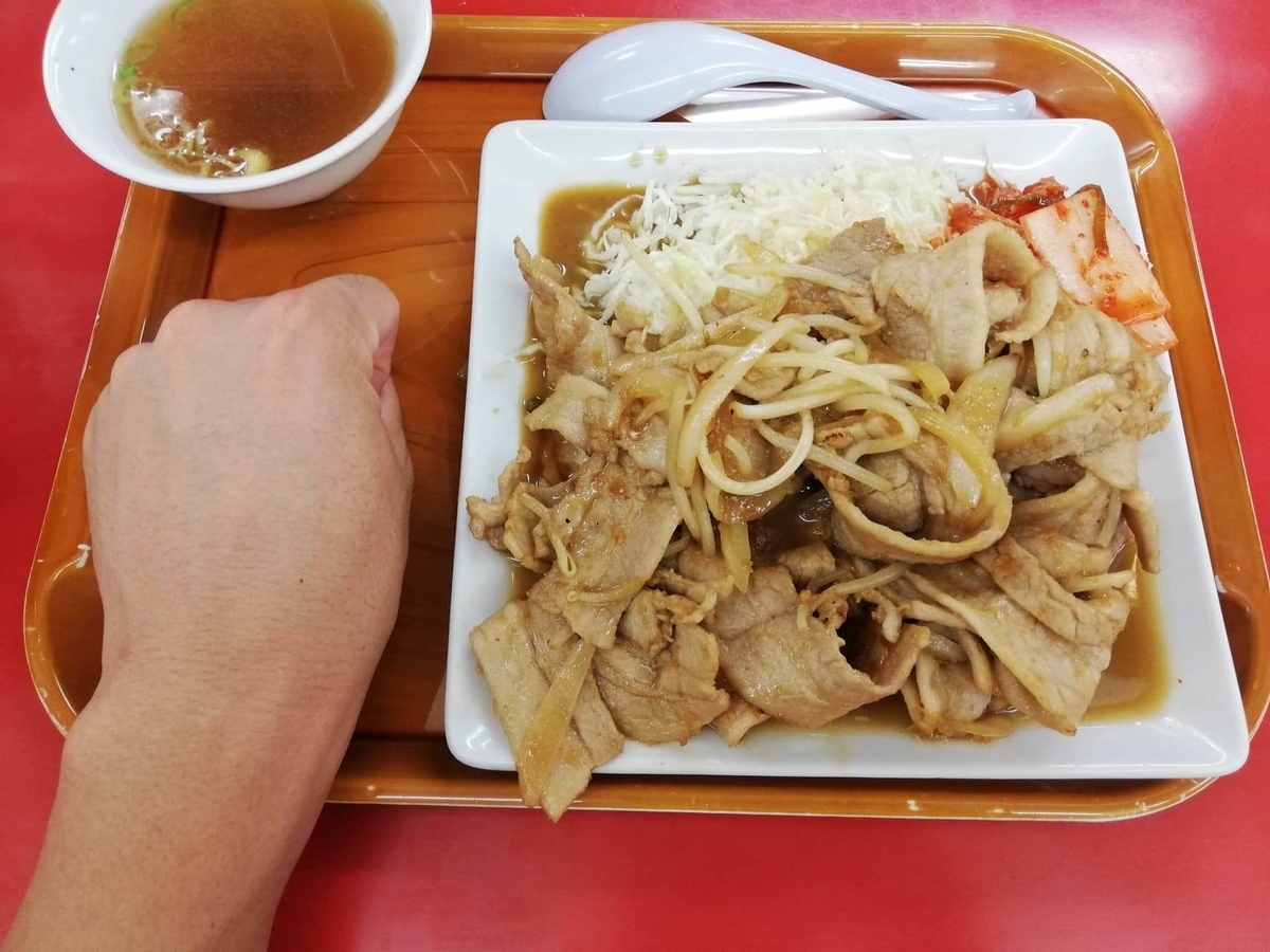 新座『くるまやラーメン』の焼肉と拳のサイズ比較写真