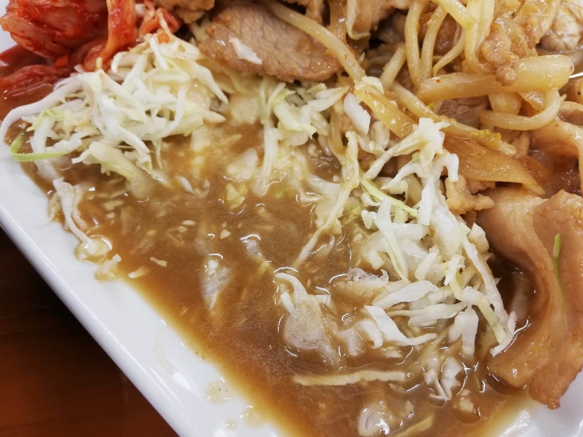 新座『くるまやラーメン』の焼肉定食のアップ写真