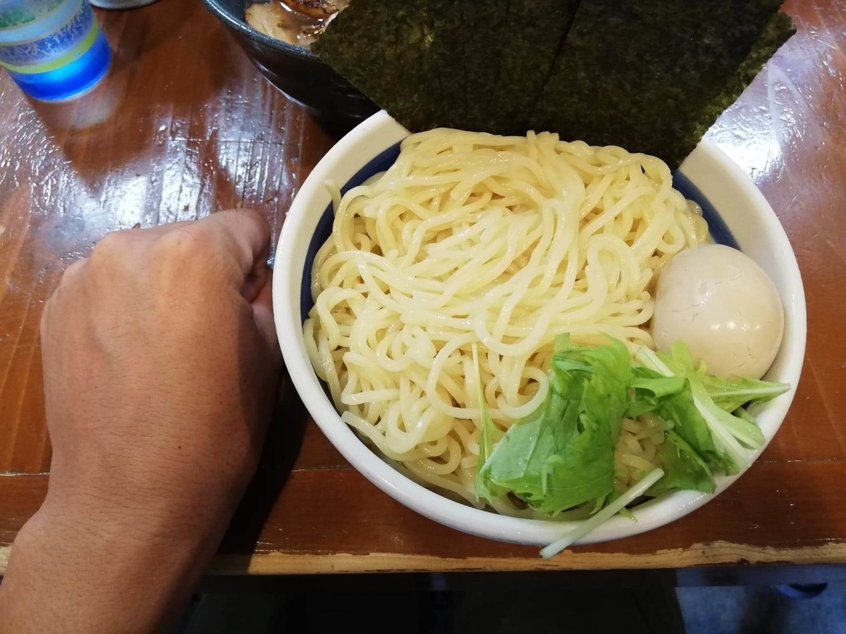 光が丘『大勝軒いぶき』の冷やしつけ麺の麺と拳のサイズ比較写真