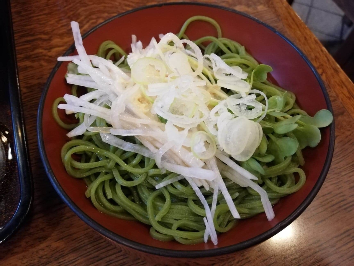 本川越『茶そば寿庵蔵のまち店』の、茶そば割子そばに大根サラダを乗せた写真