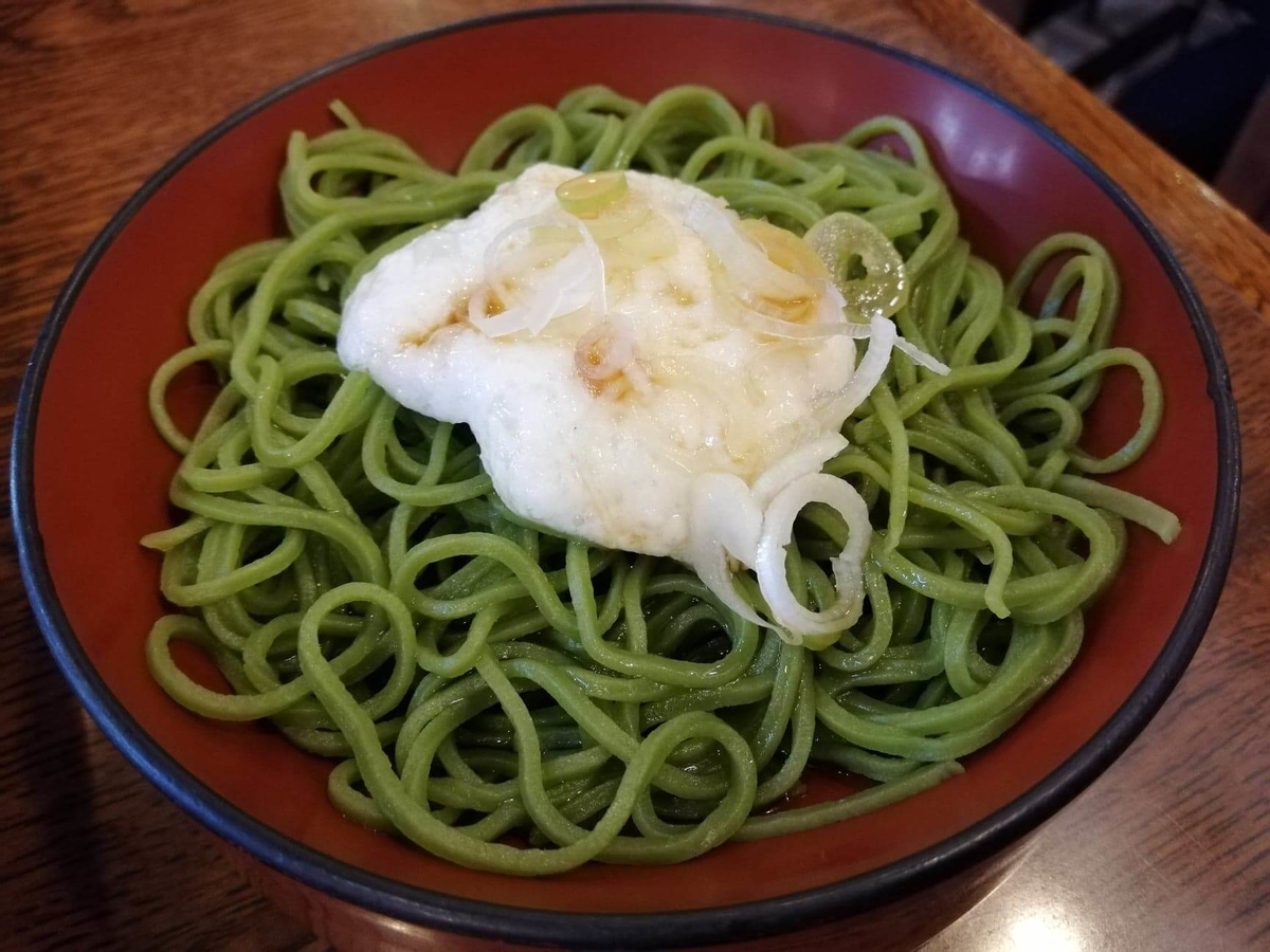 本川越『茶そば寿庵蔵のまち店』の、茶そば割子そばにとろろを乗せた写真