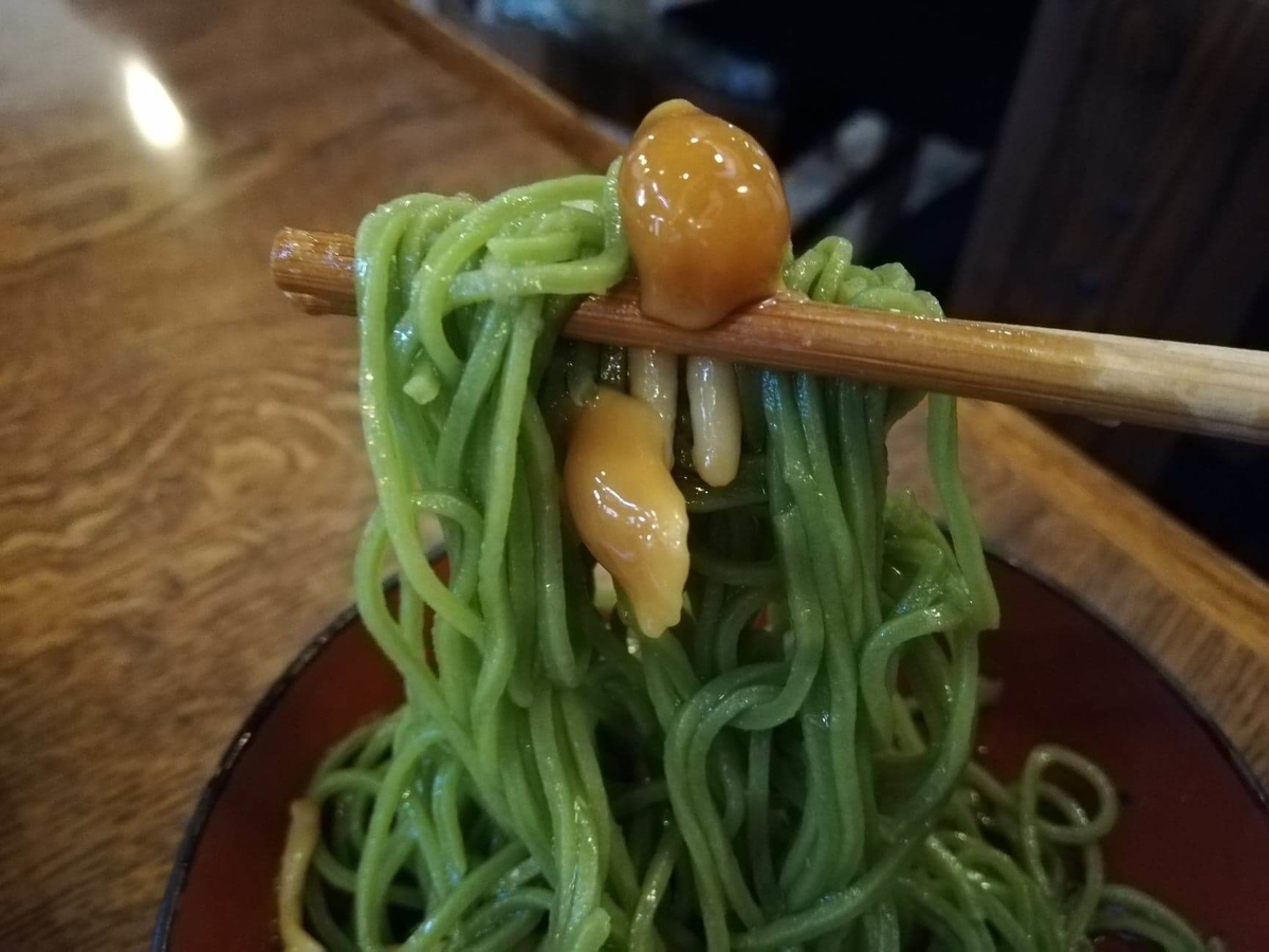 本川越『茶そば寿庵蔵のまち店』の、茶そば割子そばに大根おろしとナメコを混ぜた写真