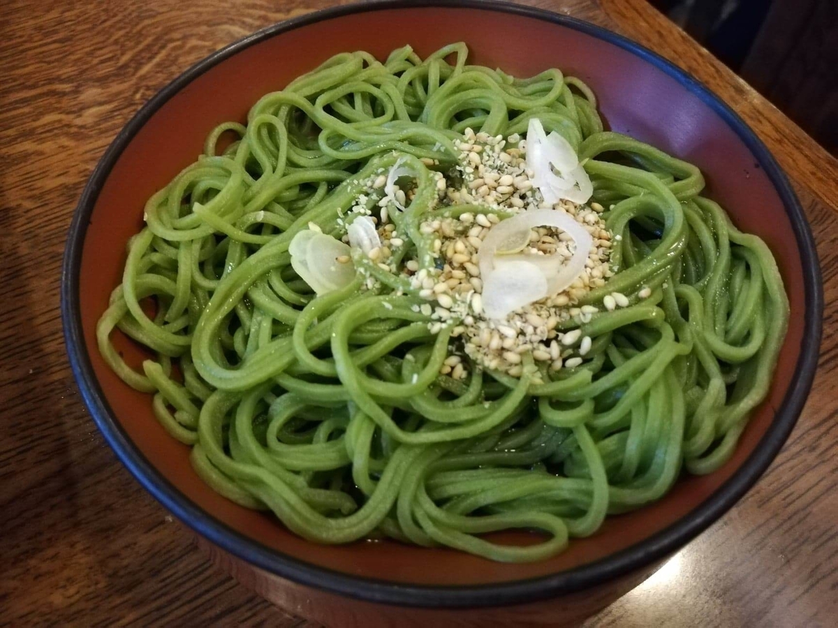 本川越『茶そば寿庵蔵のまち店』の、茶そば割子そばにゴマを乗せた写真