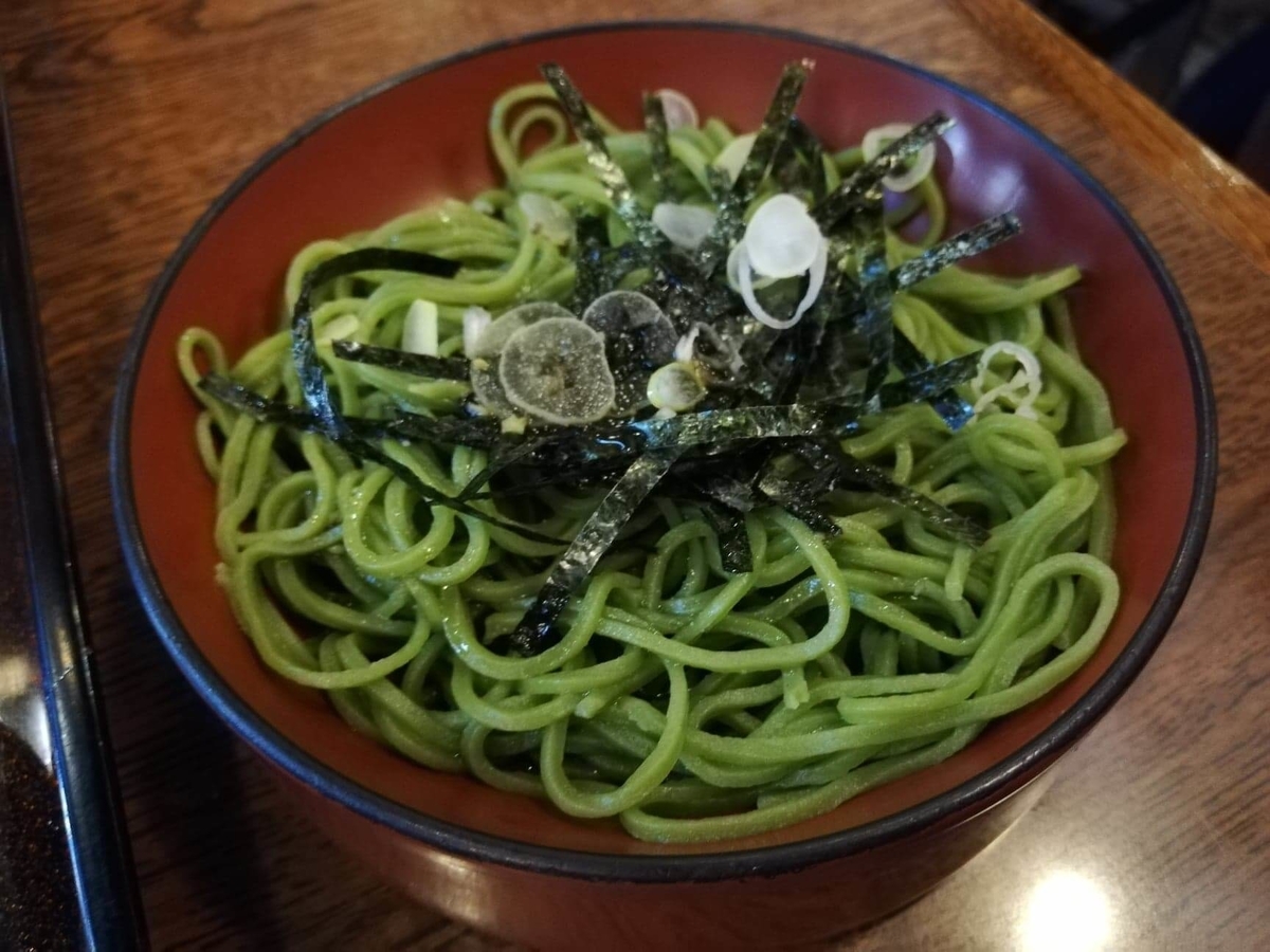 本川越『茶そば寿庵蔵のまち店』の、茶そば割子そばに海苔を乗せた写真