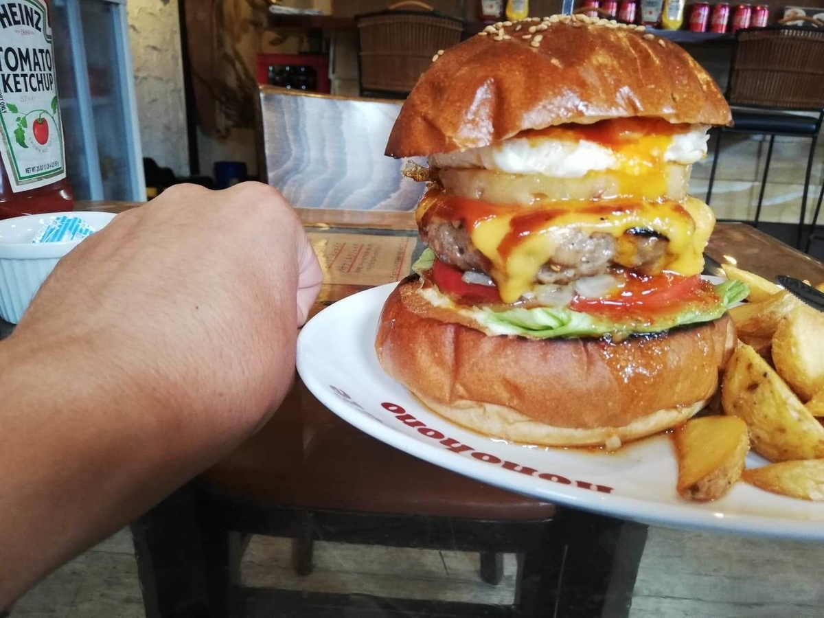 本川越『バーガーカフェホノホノ（BurgerCafe honohono）』のホノホノバーガーと拳のサイズ比較写真