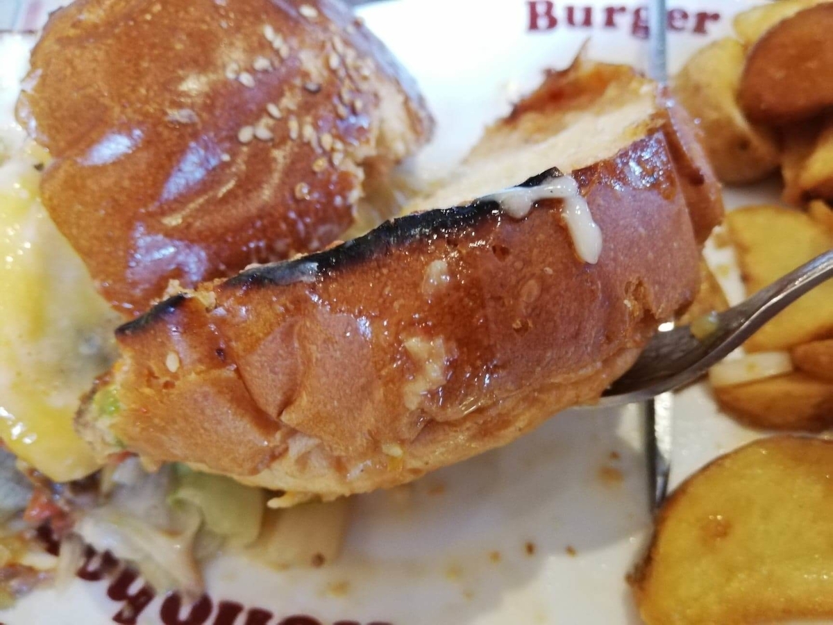 本川越『バーガーカフェホノホノ（BurgerCafe honohono）』のホノホノバーガーのバンズのアップ写真