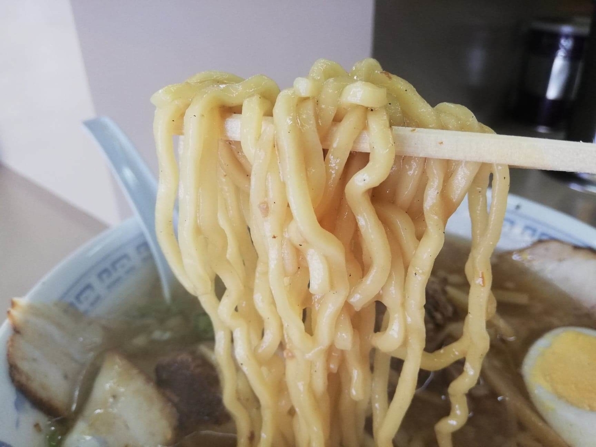 光が丘『めんくい』のとんこつラーメンの麺の写真