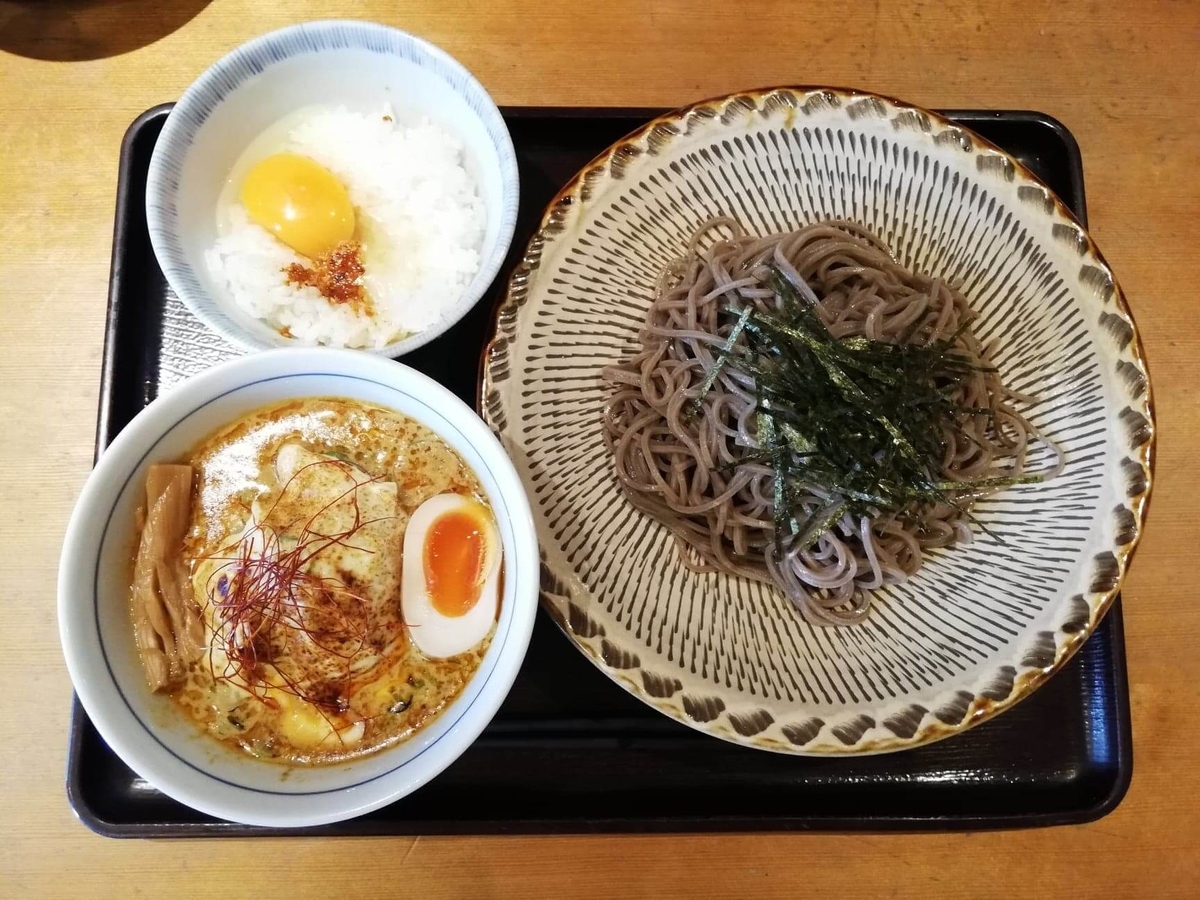 高田馬場『つけ蕎麦安土』の、カレーチーズつけ蕎麦と卵かけご飯の写真