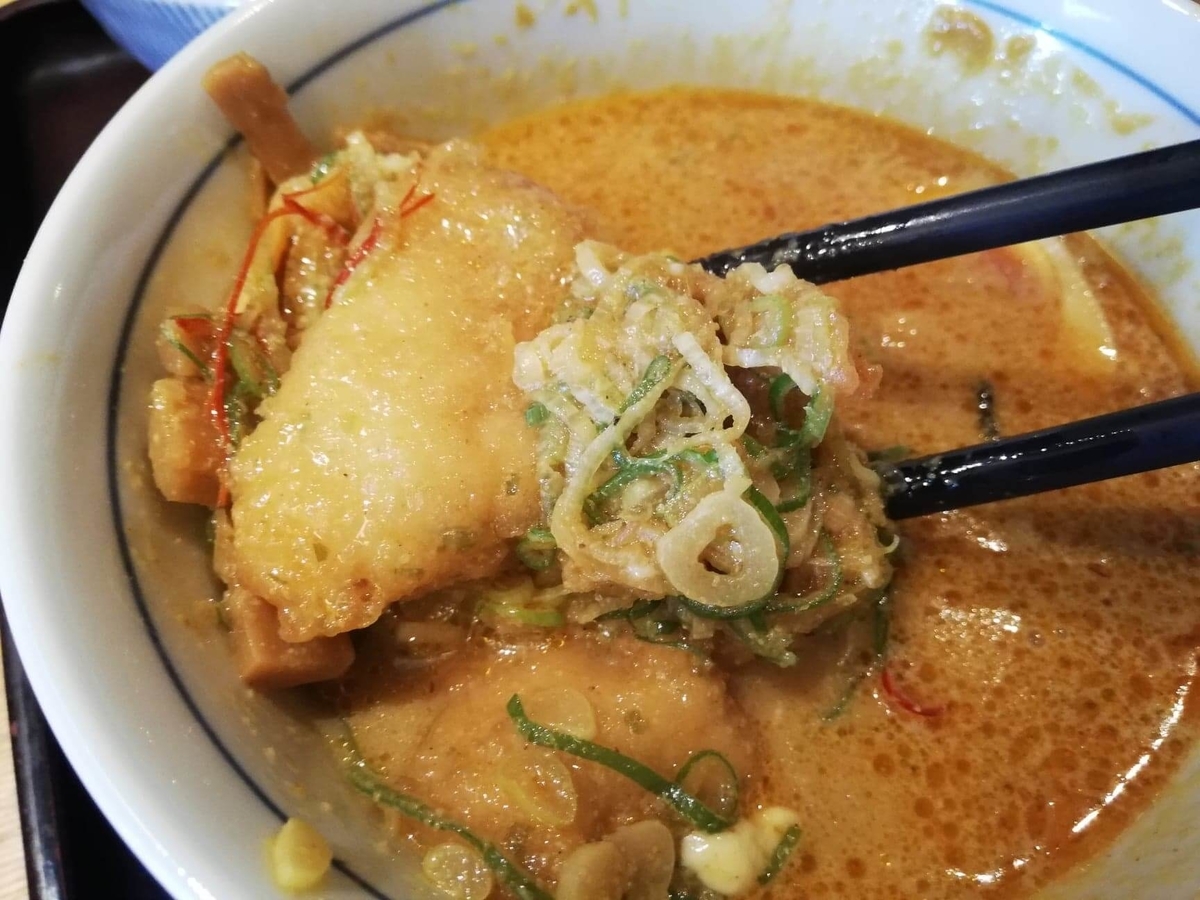 高田馬場『つけ蕎麦安土』の、カレーチーズの中の鶏肉の写真