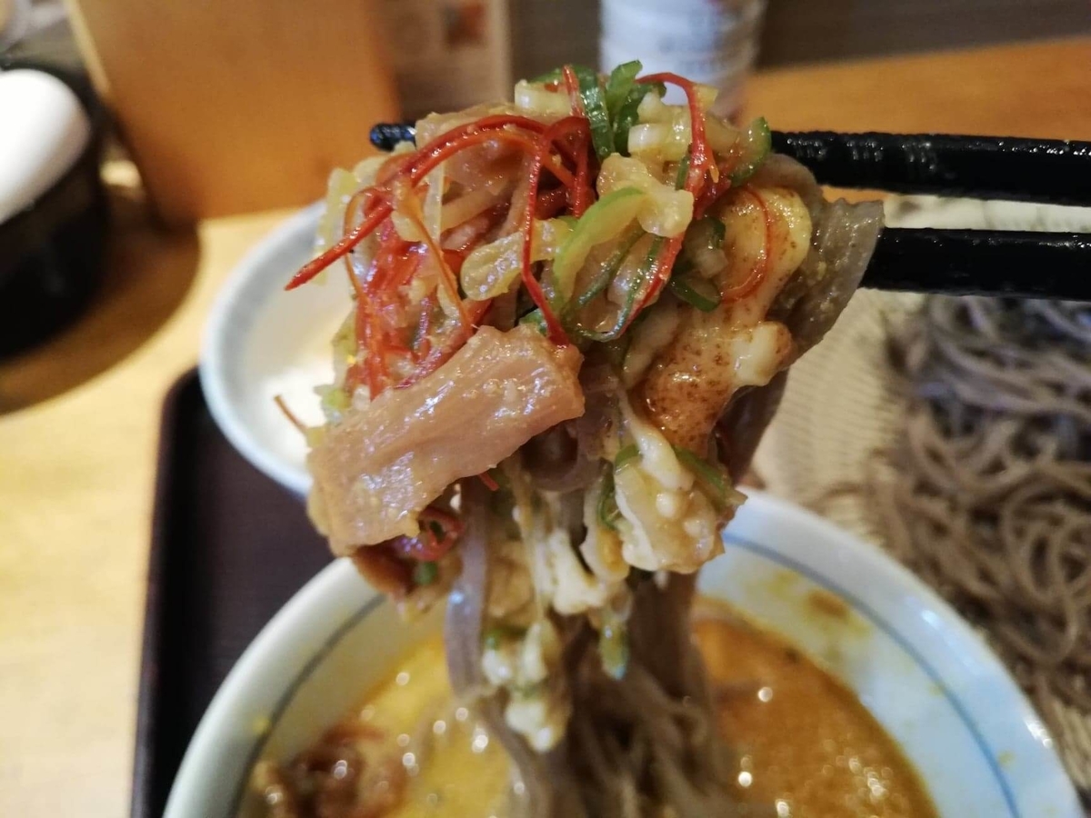 高田馬場『つけ蕎麦安土』の、カレーチーズつけ蕎麦の写真