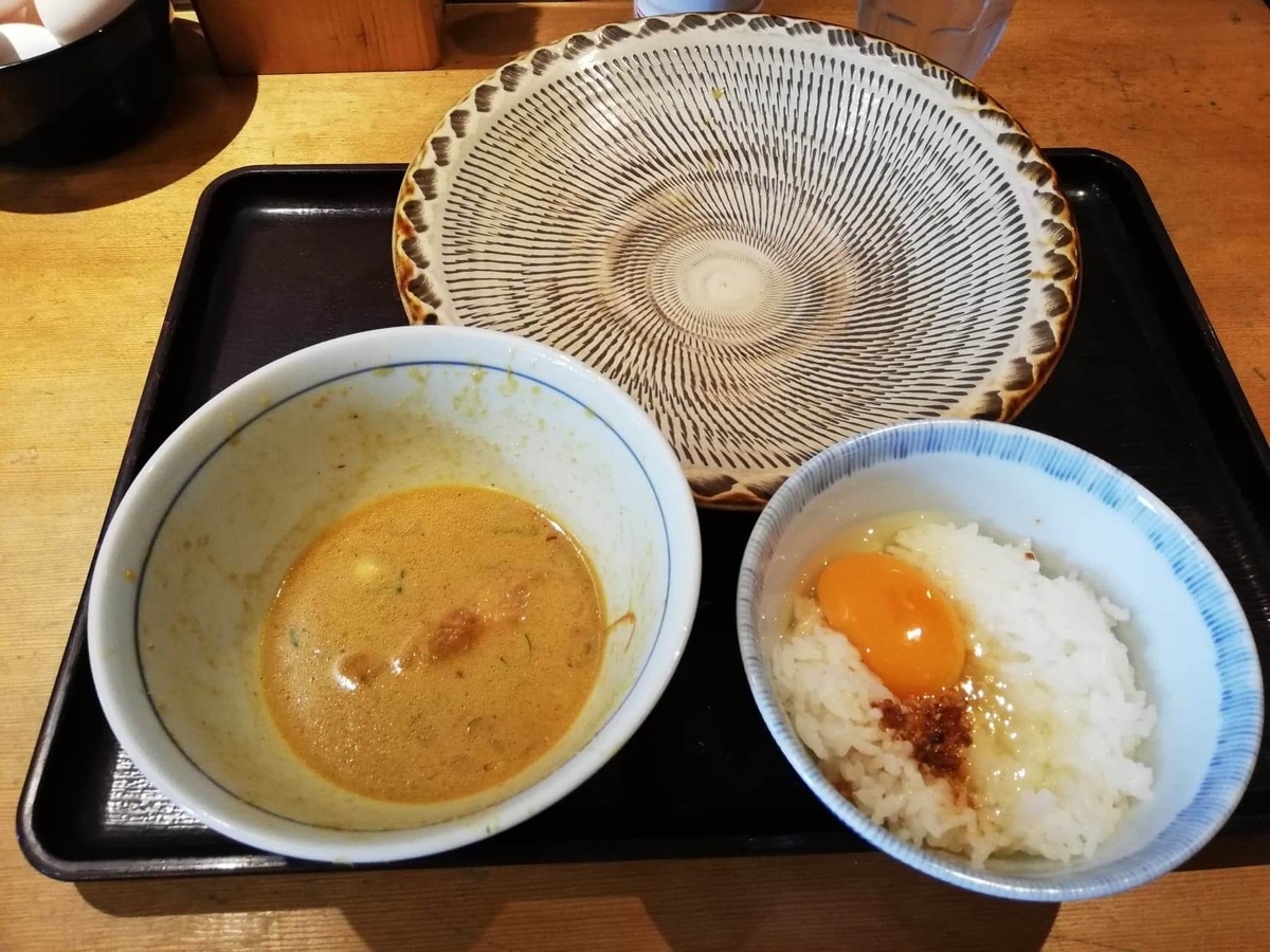 高田馬場『つけ蕎麦安土』の、カレーチーズと卵かけご飯の写真